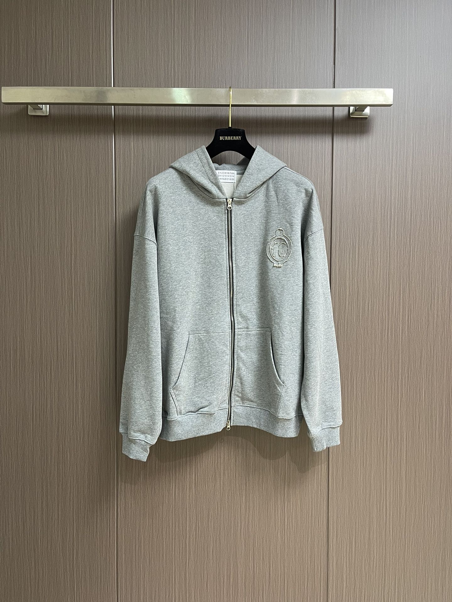 NO:547079,Tops, pants, maison margiela, maison MM6, 2025fw early autumn new logo logo hooded sweatshirts and trousers set, high-end double-strand pure cotton 400g heavy fabric, custom-made ribbed and same cylinder, three-standard, same style for men and women. Size S-XL,,masion margiela,masion margiela,hoodie,sweatshirts,hats,alexander wang19860909上衣 裤子 maison margiela 马吉拉 MM6 2025fw早秋新款logo标识连帽卫衣卫裤套装 高端双股纯棉400g重磅面料 定制拉架罗纹同缸同染 三标齐全 男女同款.尺码S-XL,,masion margiela,masion margiela,hoodie,sweatshirts,hats,alexander wang,Men's clothing