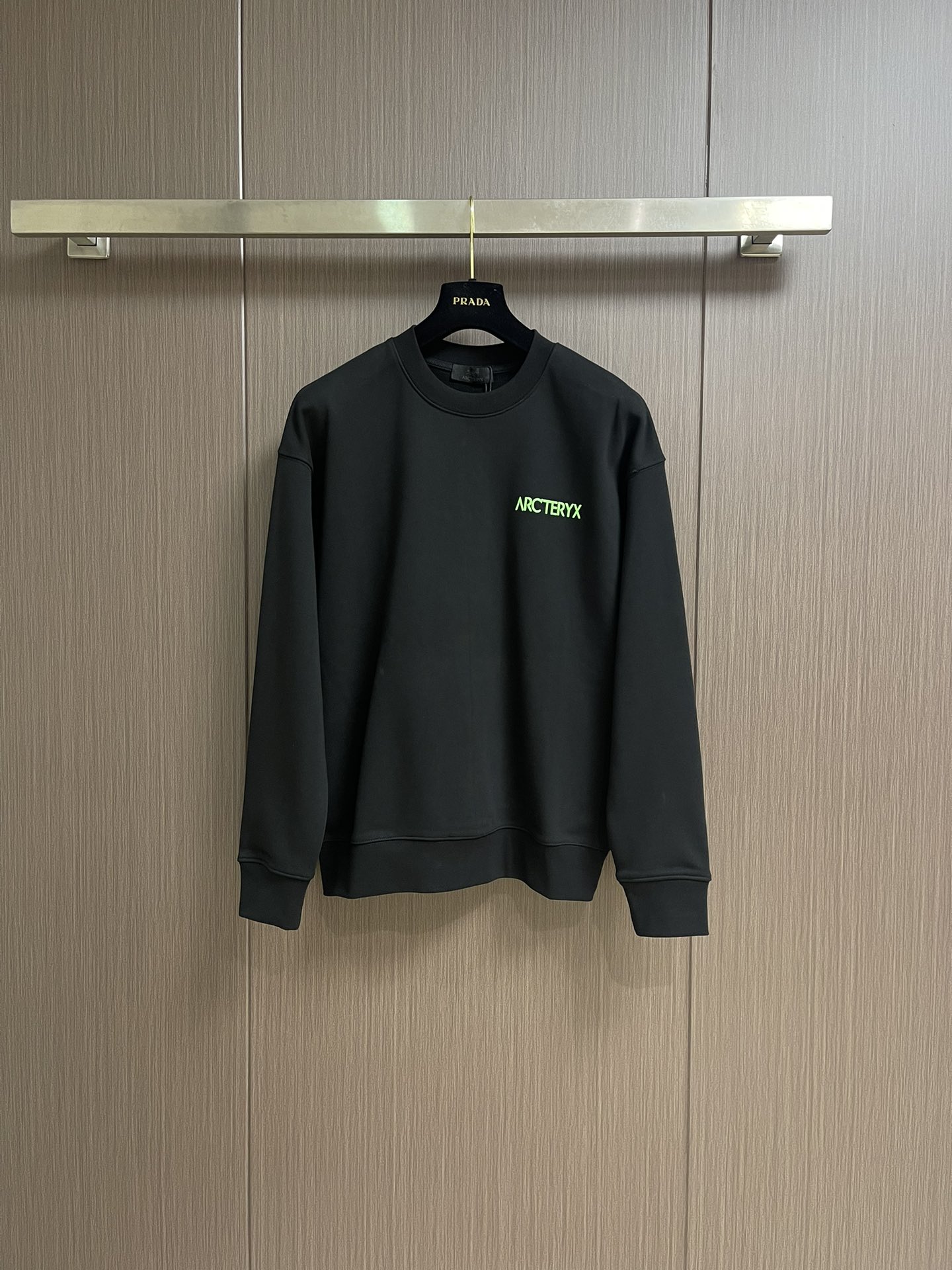 NO:548578,Arcteryx logo logo with round neck sweatshirt, fixed weaving and dyeing 420g cotton fabric, it is very flavorful when worn or mixed or matched, simple and fashionable, with high recognition. It is both natural and layered. Classic os silhouette, and it is super toned whether worn alone. Size S-XXL, arc'teryx, hoodie, sweatshirts, alexander wang19860909Arcteryx 始祖鸟 logo 标识圆领卫衣,定织定染420g全棉面料,单穿或混搭都很有味道,简约时尚,辨识度高.既自然又有层次.经典 os 廓型,无论单穿内搭都超有调性.尺码S-XXL,arc'teryx,hoodie,sweatshirts,alexander wang,Men's clothing