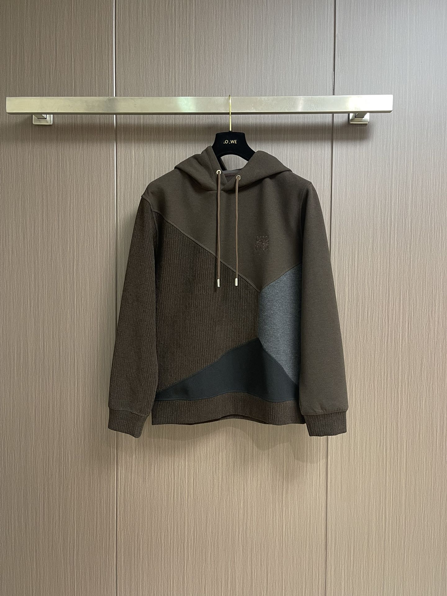 NO:548552,Loewe 2025ss new autumn and winter spliced ​​hooded sweatshirt, different craftsmanship presents different fashion!  Cutting geometric blocks and splicing different fabrics bring a unique fashion design. Corduroy and wool make the whole body very detailed. The upper body is fashionable and young, trading company order. Slightly wide tailoring. The collar slightly fits the neck. It is made of velvet fabric and has a backbone. The upper body is comfortable, warm and breathable, and is a basic daily wear. Whether worn alone or as an inner layer, it is simple and outstanding!  Size M-3XL,,loewe,loewe,hoodie,sweatshirts,hats,alexander wang19860909Loewe 罗意威2025ss秋冬新款拼接连帽卫衣,不同工艺呈现不一样的时尚！切割几何形块搭配不同面料拼接带来与众不同的时尚设计,灯芯绒搭配羊毛让整体很有细节亮点 上身时尚而年轻,贸易公司订单 微阔的剪裁 领口微微贴合颈部 采用加绒面料 有骨干 上身舒适保暖透气,日常基础穿着.不管单穿还是内搭,简简单单就很出彩！尺码M-3XL,,loewe,loewe,hoodie,sweatshirts,hats,alexander wang,Men's clothing