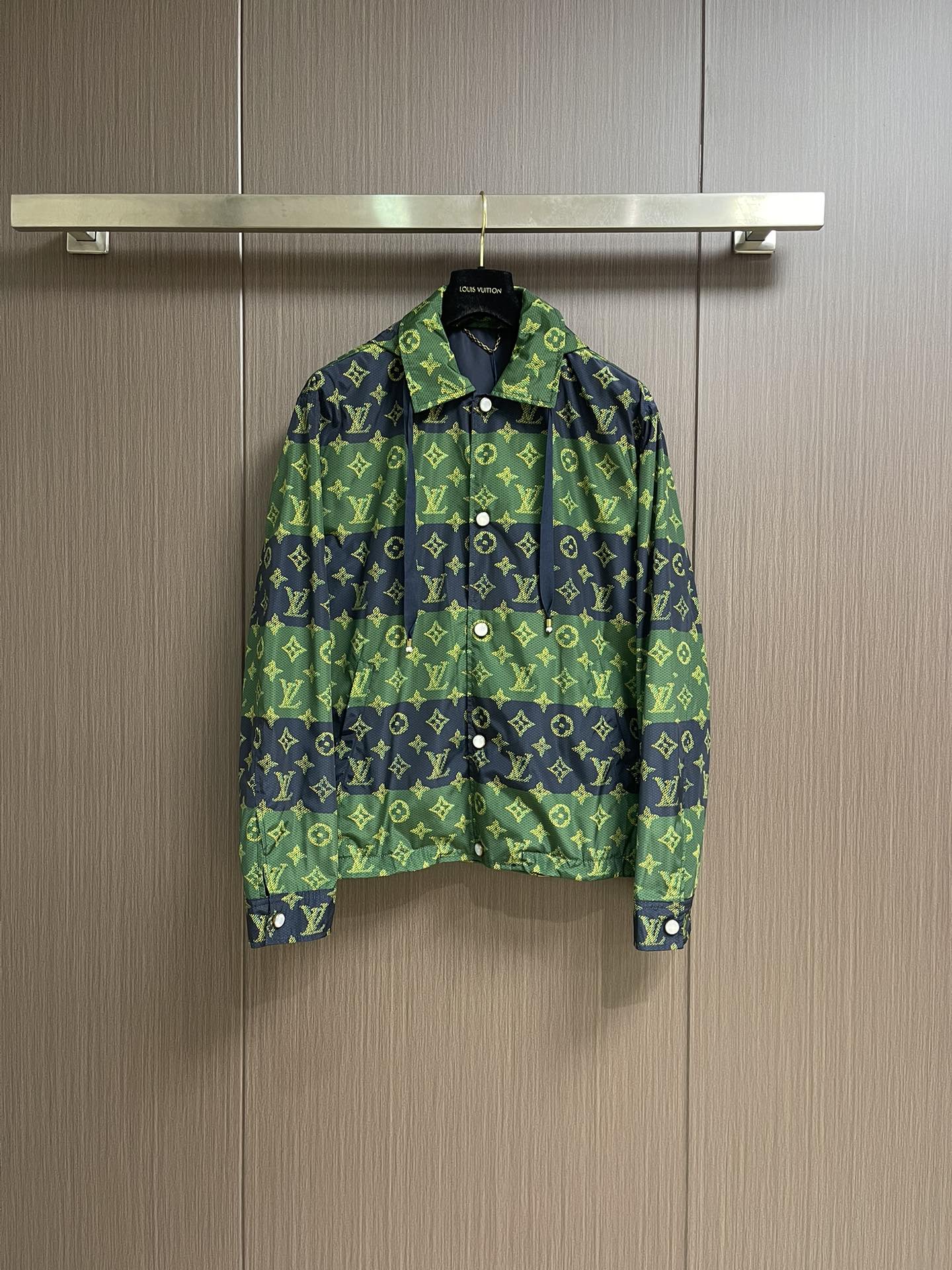 NO:548567,LV 2025 SSMONOGRAM Printed Coach Jacket, this hooded coach jacket is rendered on top of technological fabrics. The Monogram Heritage pattern of the season shows the attention of colorful horizontal stripes and tiled tome-view effects. The exquisite zipper head and snaps are all embellished with pearlescent elements, making the college-style items as elegant and comfortable as a light windproof jacket. Size S-XL,,louis vuitton, jackets & coats,hats,alexander wang19860909LV 2025SSMONOGRAM 印花教练夹克,本款连帽教练夹克于科技面料之上渲染当季 Monogram Heritage 图案,展现缤纷横条纹与莹泽错视效果 Monogram 印花的瞩目碰撞.考究拉链头和按扣均点缀珠光元素,令学院风格单品宛若轻盈防风夹克般优雅舒适.尺码S-XL,,louis vuitton,jackets & coats,hats,alexander wang,Men's clothing