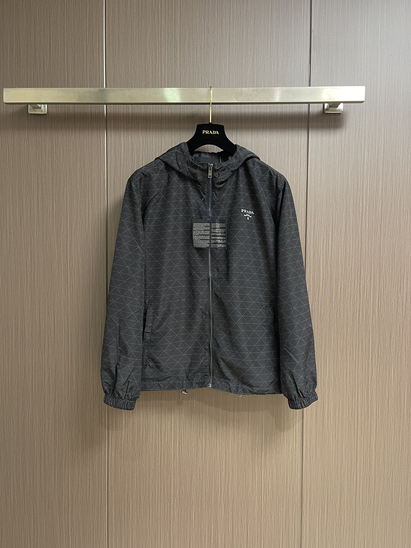 NO:548547,Prada 2025s autumn and winter series hooded jacket is made of soft fabrics, as warm and natural as early autumn wheat fields. The spliced ​​tailoring outlines a three-dimensional silhouette at the shoulder sleeves, which is a perfect balance between urban and nature. The symmetrical pockets on both sides take into account both practicality and aesthetics. This is PRADA's secret handshake gift for the knowledgeable. Sizes S-XL,,prada,jackets & coats,jackets & coats,hats,alexander wang19860909Prada 2025s秋冬系列连帽夹克外套,精选柔润面料,如初秋麦田般温暖自然.拼接剪裁在肩袖处勾勒立体轮廓,是都市与自然的完美平衡,两侧对称口袋兼顾实用与美学.这是PRADA给懂行者的秘密握手礼尺码S-XL,,prada,jackets & coats,jackets & coats,hats,alexander wang,Men's clothing