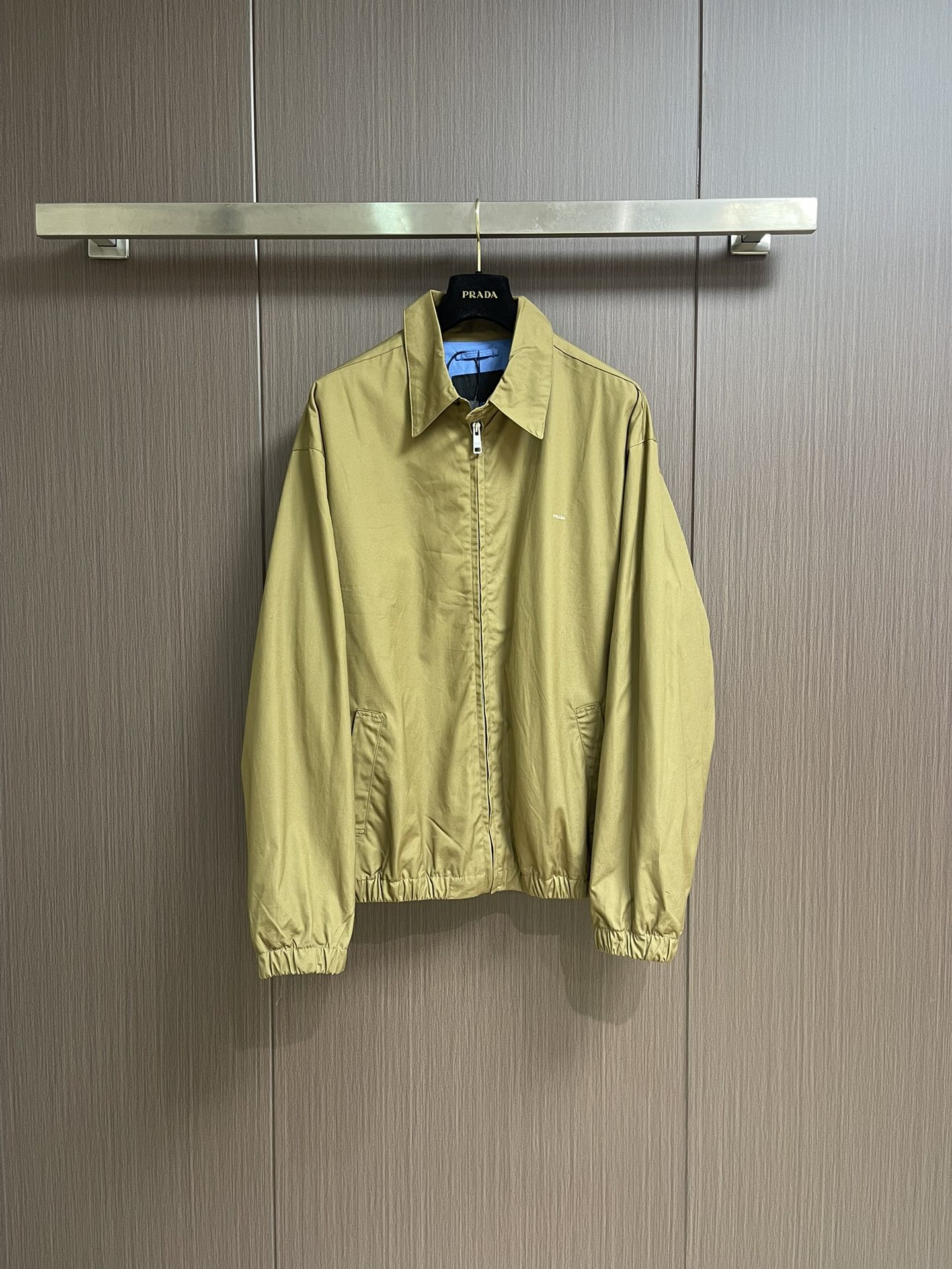 NO:548568,PRADA embroidery logo zipper administrative jacket, with 32 cotton yarns fixed dyeing and woven. This cotton material is made of Xinjiang white cotton, and the original version is dyed 1:1 after the original woven. The same fabric is matched with the same material and the same material is fixed and dyed. The fabric made in two months. The chest embroidery is made of imported embroidery machine, and the effect presents a three-dimensional visual sense. Each letter is clear. The line is lined with phoenix eyes, dates, and bags, etc.... The whole piece of clothing is made in one piece. The zipper is made of electroplating No. 5, the overall line is straight and delicate, the fabric is comfortable and soft, and the color is consistent and has no color difference. It can be matched with the same style to create a fashionable look, control various occasions, customize auxiliary materials, complete three standards, and the same style for men and women!  Size 46-52, prada, jackets & coats,alexander wang19860909PRADA 刺绣标识拉链行政夹克,采用32支棉纱定染定织,该款棉料采用新疆小白棉,原版定织后1:1染色.同面料搭配同料定织定染.耗费两个月做出的面料.胸口刺绣采用进口刺绣机做出,效果呈现出立体视觉感,每一个字母线路明.内衬打凤眼﹣打枣﹣开袋等等……整件衣服单做工就接近30于处.拉链采用电镀5号整体走线平直细腻,面料舒适柔软,颜色一致无色差 能与同款搭配营造时尚造型,驾驭各种场合,定制辅料,三标齐全,男女同款！尺码46-52,,prada,jackets & coats,alexander wang,Men's clothing