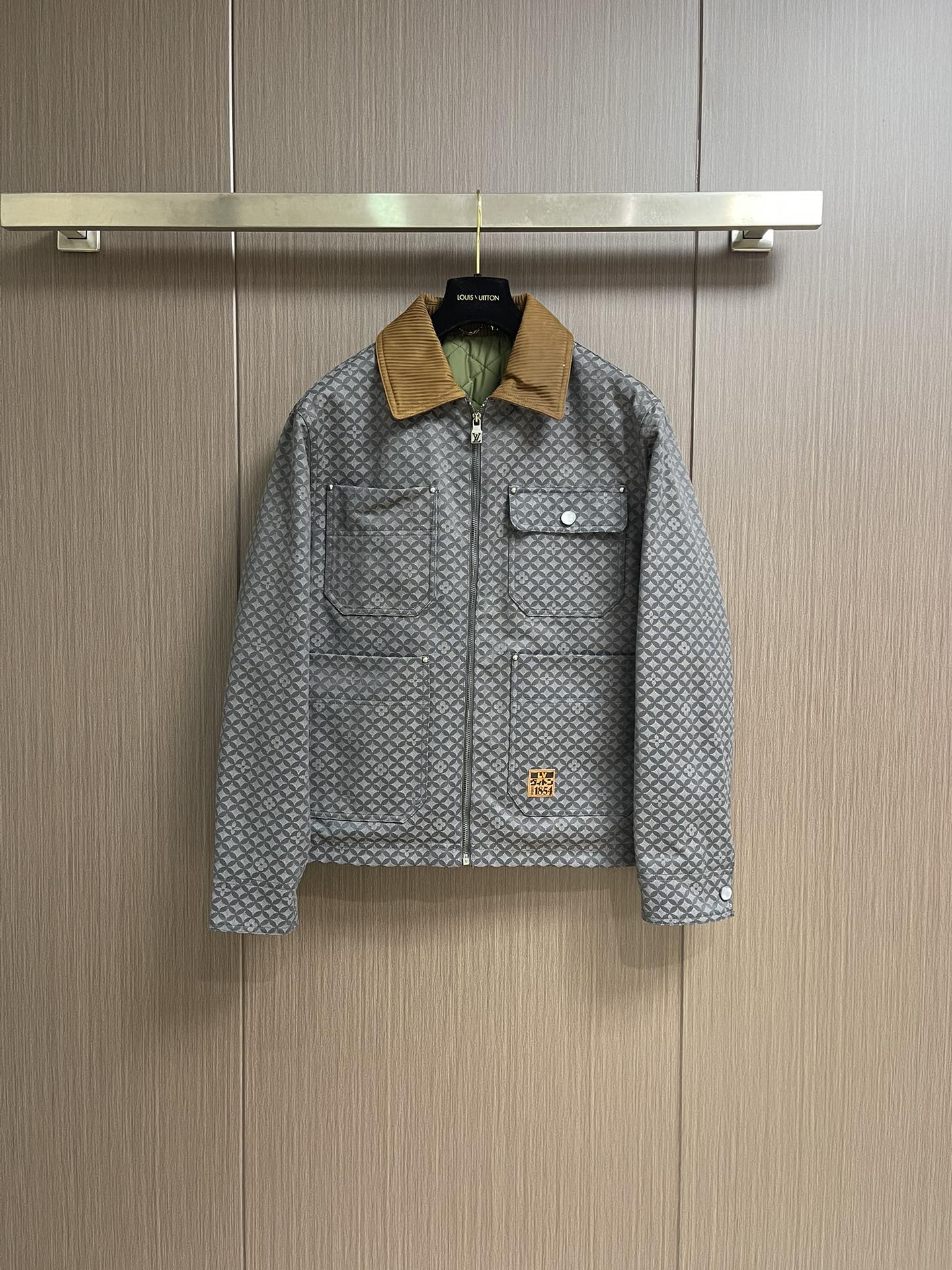 NO:548562,LV nigo co-branded cotton work jacket printed denim jacket, fashion statement of freedom and personality!  When the indigo background meets the jumping floral print, the classic denim jacket is given a new soul. This piece that combines retro and trends, interprets a free and unruly attitude towards life with unique visual language. Each print is a rebellion against mediocrity, and every inch of texture hides the restlessness of youth. Size 46-52,,louis vuitton, jackets & coats,alexander wang19860909LV nigo联名夹棉工装外套印花牛仔衣,自由与个性的时尚宣言！当靛蓝底色邂逅跳跃的花色印花,经典牛仔外套便被赋予了新的灵魂.这件融合了复古与潮流的单品,以独特的视觉语言诠释着自由不羁的生活态度,每一道印花都是对平庸的反叛,每一寸肌理都藏着青春的躁动.尺码46-52,,louis vuitton,jackets & coats,alexander wang,Men's clothing