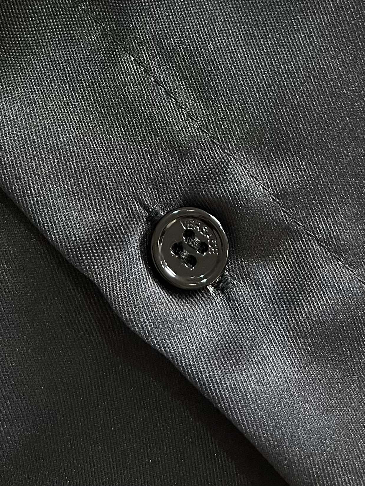 Versace范思哲 CORAL THEATRE真丝长袖衬衫，这款经典的长袖常规版型衬衫采用真丝斜纹面料