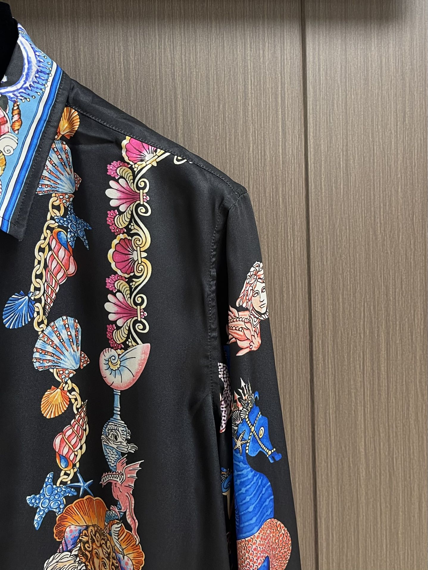 Versace范思哲 CORAL THEATRE真丝长袖衬衫，这款经典的长袖常规版型衬衫采用真丝斜纹面料