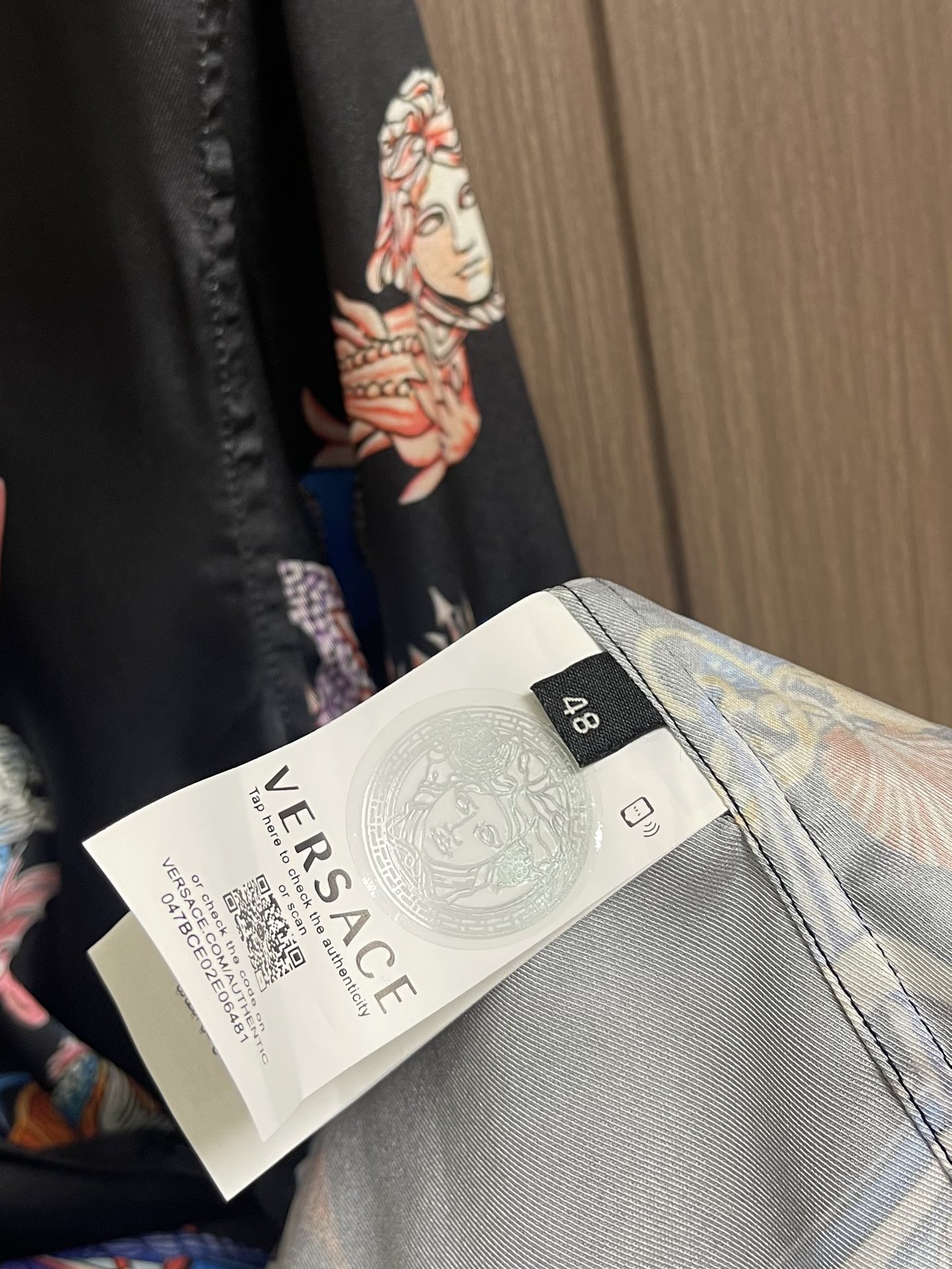 Versace范思哲 CORAL THEATRE真丝长袖衬衫，这款经典的长袖常规版型衬衫采用真丝斜纹面料