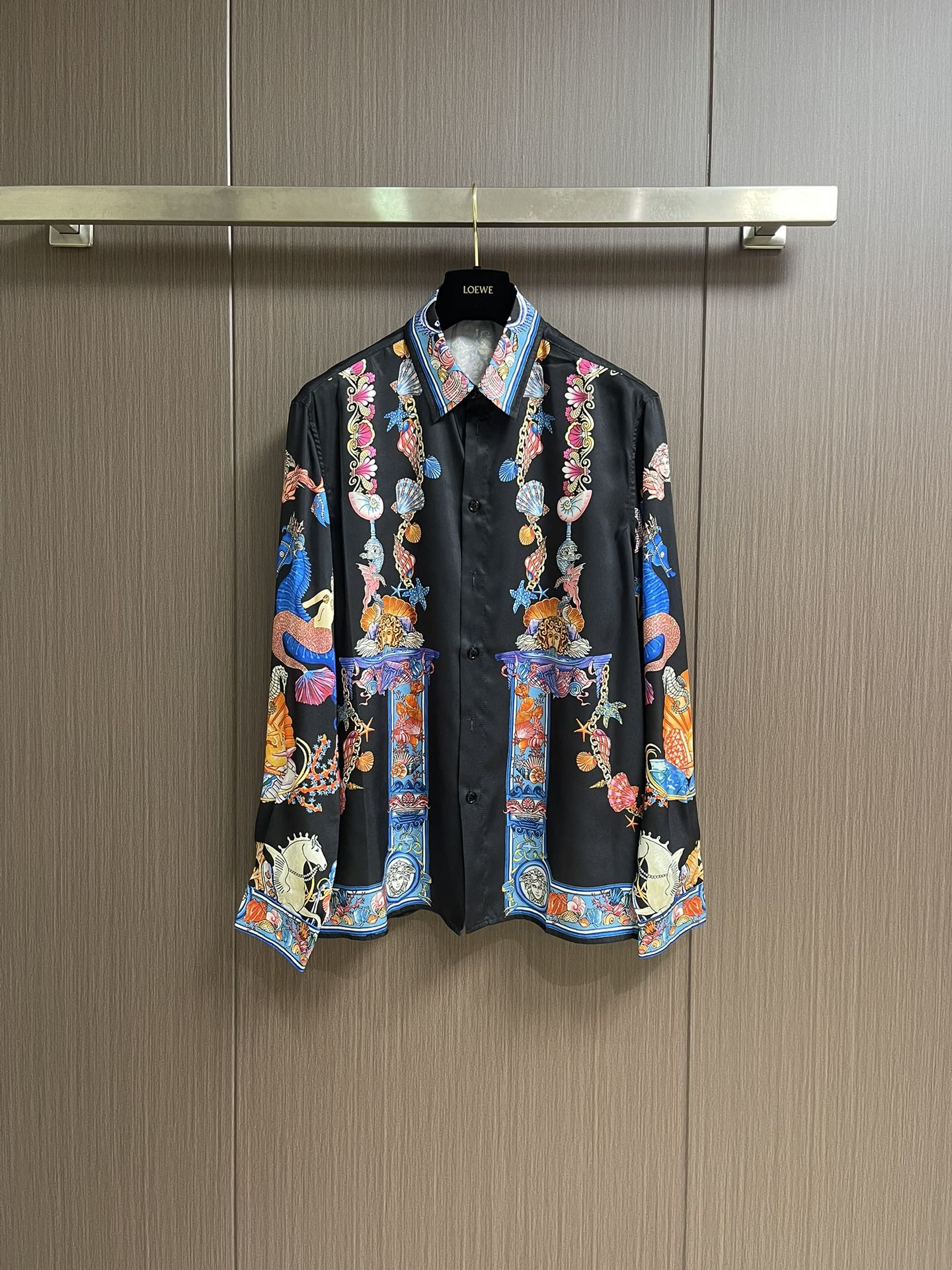 NO:547092,Versace CORAL THEATRE silk long-sleeved shirt, this classic long-sleeved regular-style shirt is carefully crafted from silk twill fabric and decorated with Coral Theatre prints, depicting theatre-filled coral, shell and mermaid with dramatic feel. Exaggerated and playful elements reflect the brand's eclectic artistic taste. Size 46-52, versace, versace, shirts, real silk, alexander wang19860909Versace范思哲 CORAL THEATRE真丝长袖衬衫,这款经典的长袖常规版型衬衫采用真丝斜纹面料精心打造,饰有Coral Theatre印花,描绘了带有充满戏剧感的珊瑚、贝壳和美人鱼,夸张戏谑的元素反映出品牌不拘一格的艺术品味.尺码46-52,,versace,versace,shirts,real silk,alexander wang,Men's clothing