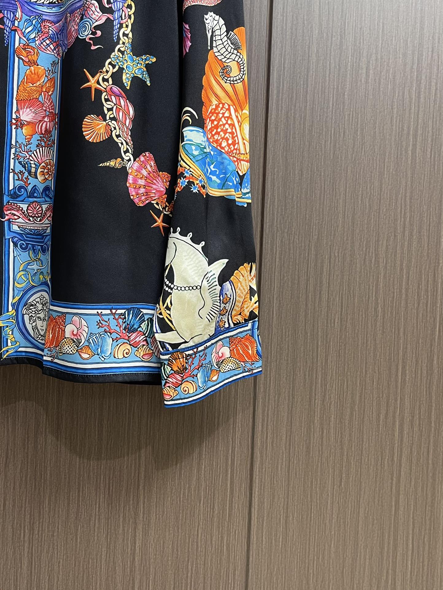 Versace范思哲 CORAL THEATRE真丝长袖衬衫，这款经典的长袖常规版型衬衫采用真丝斜纹面料