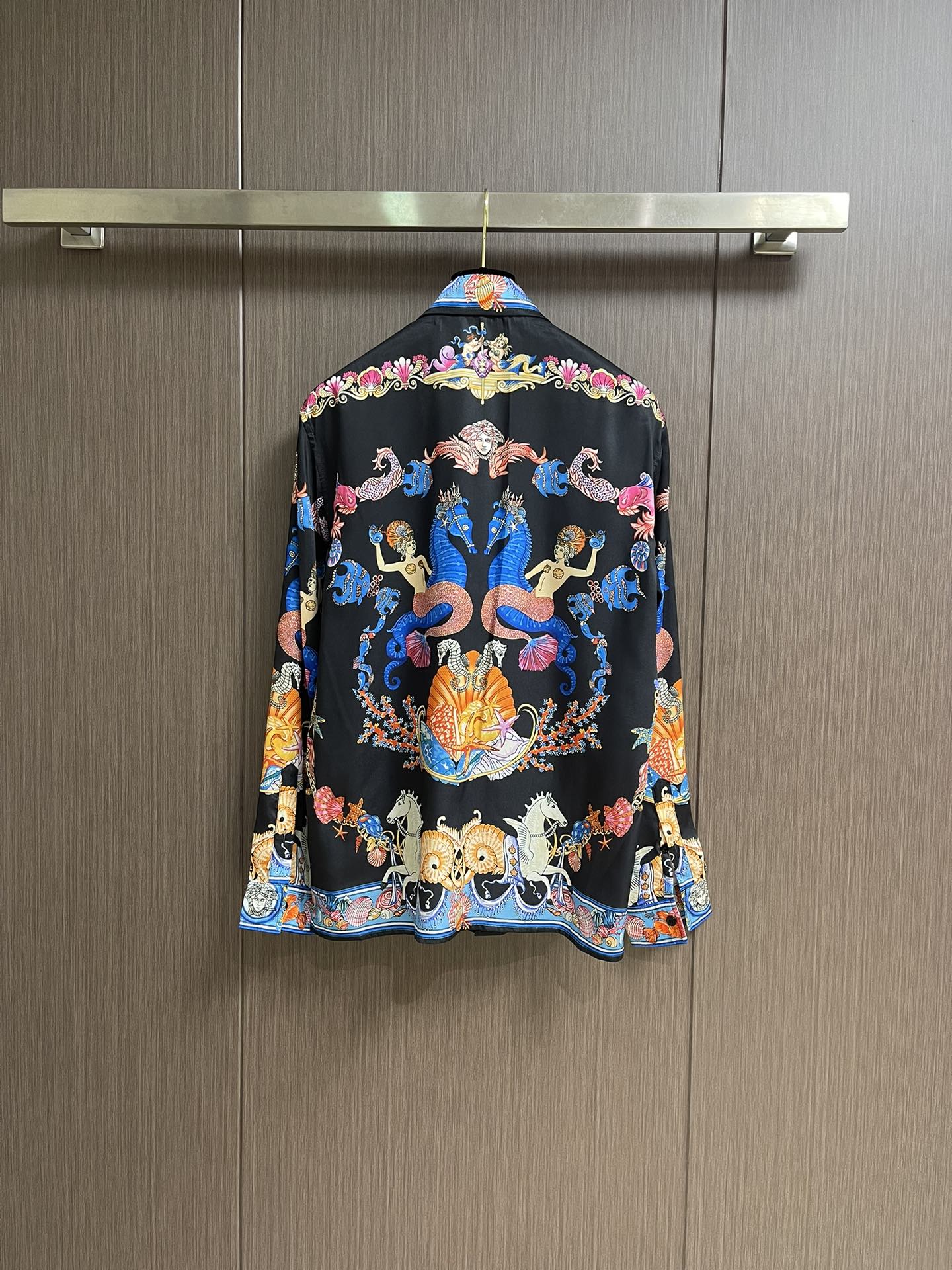 Versace范思哲 CORAL THEATRE真丝长袖衬衫，这款经典的长袖常规版型衬衫采用真丝斜纹面料