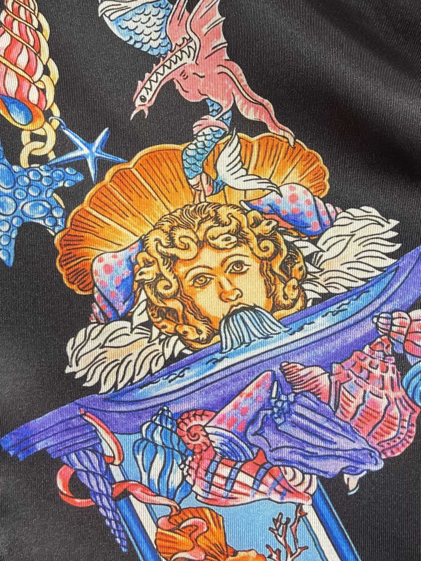 Versace范思哲 CORAL THEATRE真丝长袖衬衫，这款经典的长袖常规版型衬衫采用真丝斜纹面料