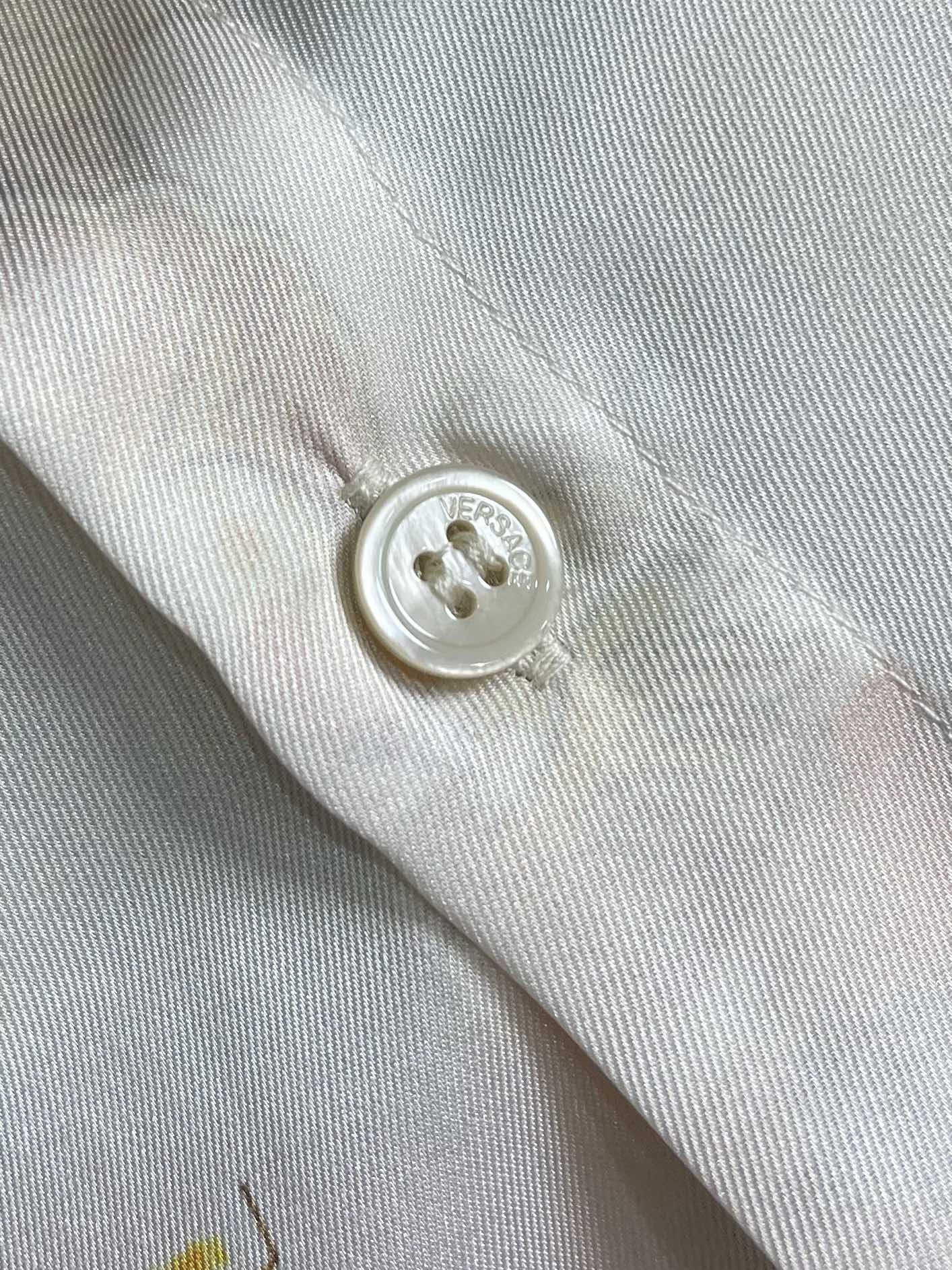 Versace范思哲 CORAL THEATRE真丝长袖衬衫，这款经典的长袖常规版型衬衫采用真丝斜纹面料