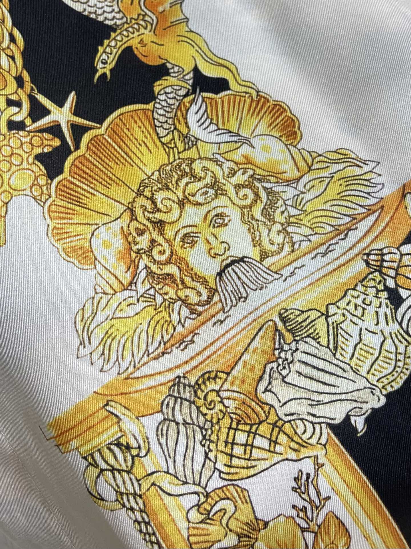 Versace范思哲 CORAL THEATRE真丝长袖衬衫，这款经典的长袖常规版型衬衫采用真丝斜纹面料