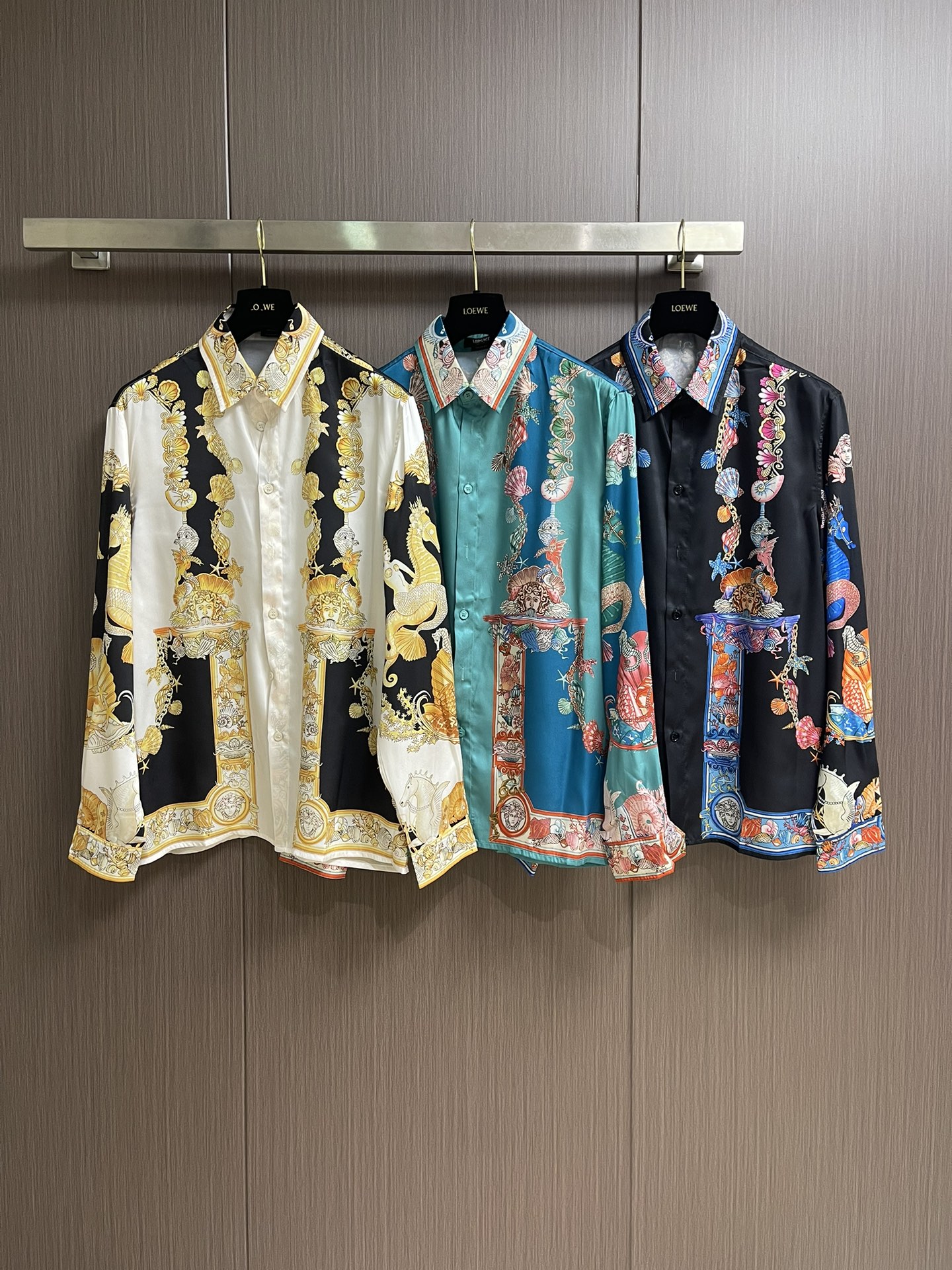 Versace范思哲 CORAL THEATRE真丝长袖衬衫，这款经典的长袖常规版型衬衫采用真丝斜纹面料