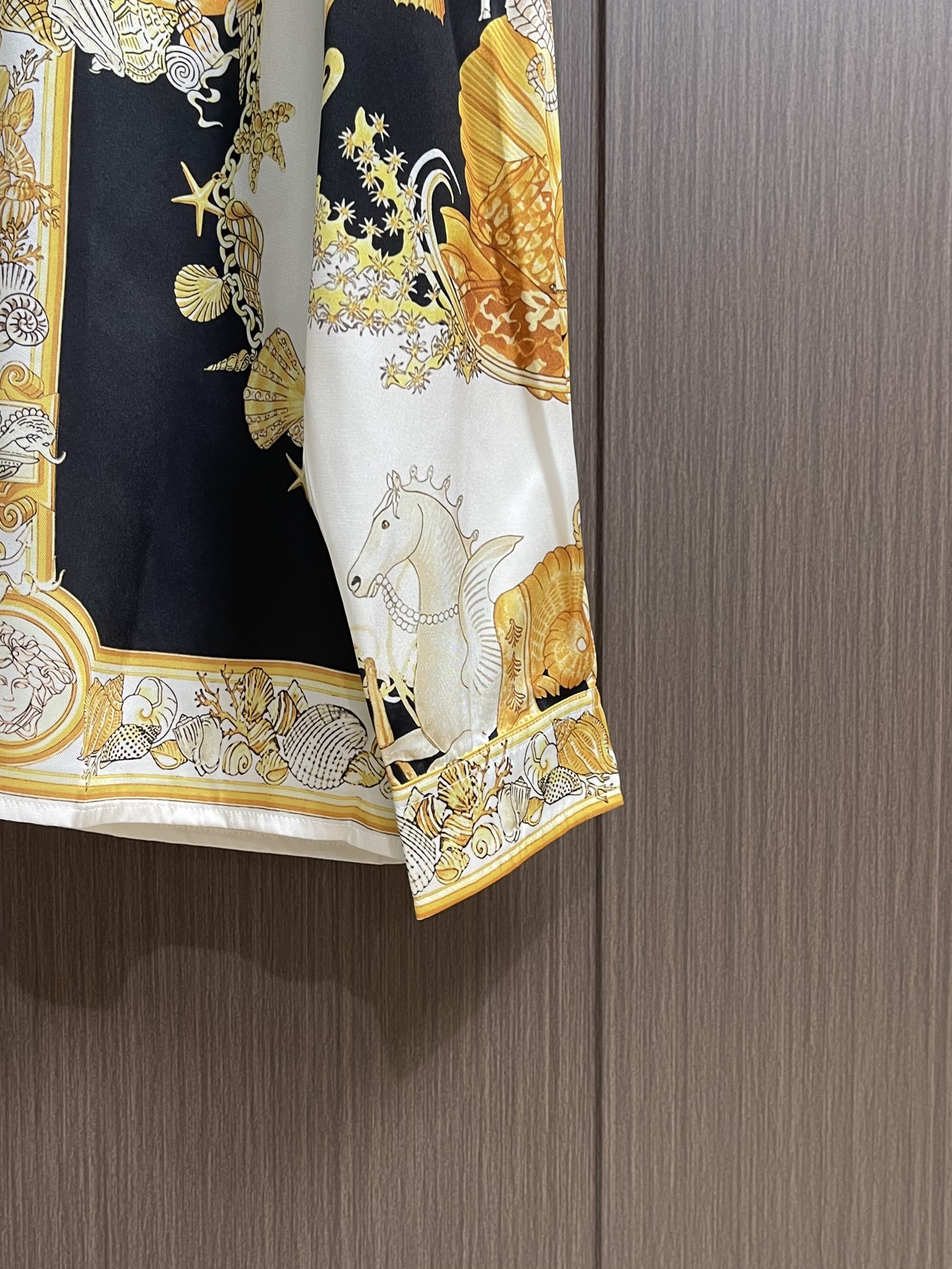 Versace范思哲 CORAL THEATRE真丝长袖衬衫，这款经典的长袖常规版型衬衫采用真丝斜纹面料