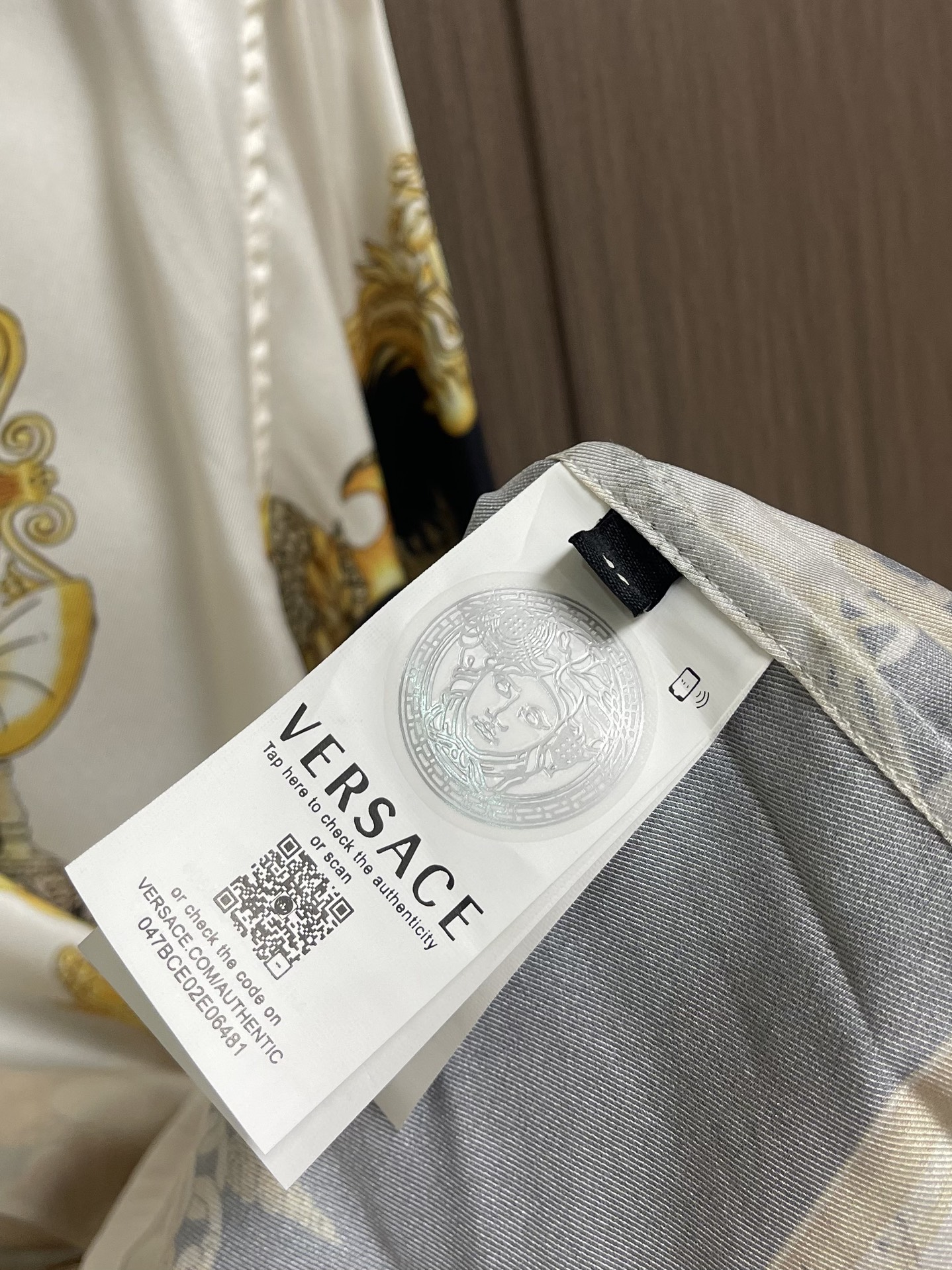 Versace范思哲 CORAL THEATRE真丝长袖衬衫，这款经典的长袖常规版型衬衫采用真丝斜纹面料