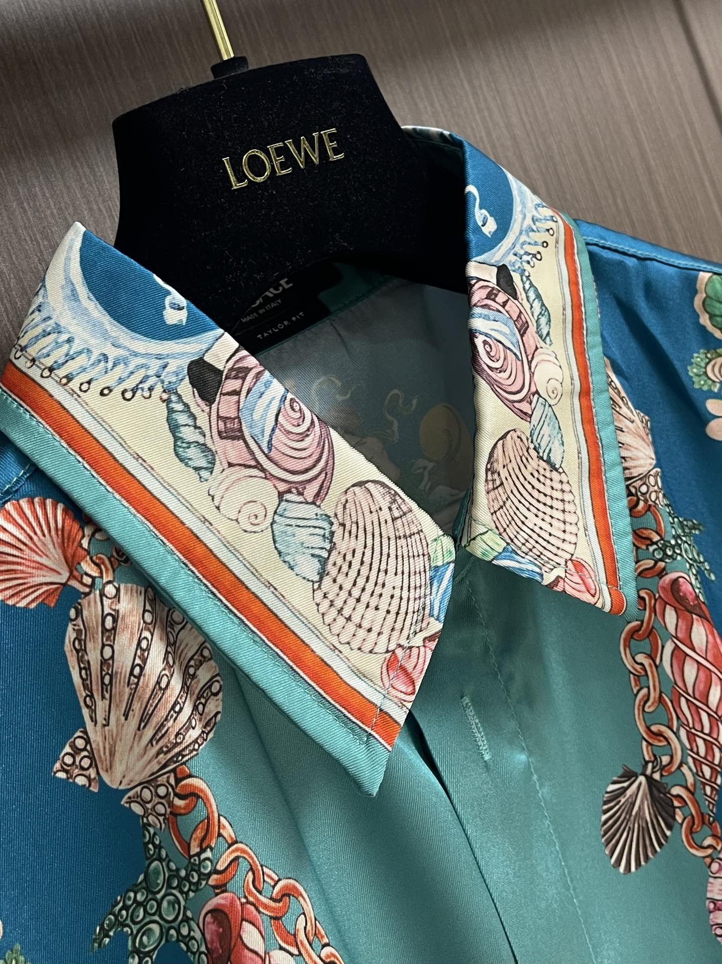 Versace范思哲 CORAL THEATRE真丝长袖衬衫，这款经典的长袖常规版型衬衫采用真丝斜纹面料