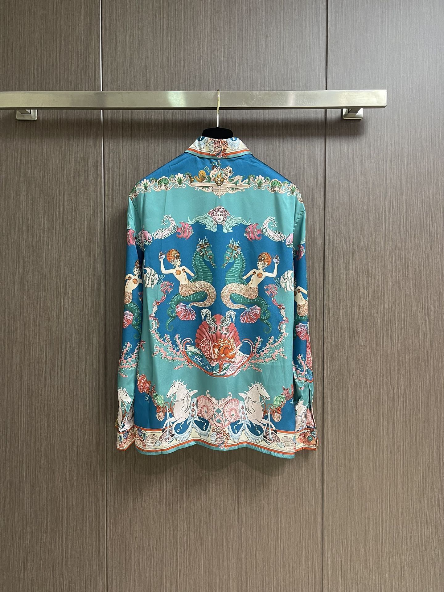 Versace范思哲 CORAL THEATRE真丝长袖衬衫，这款经典的长袖常规版型衬衫采用真丝斜纹面料