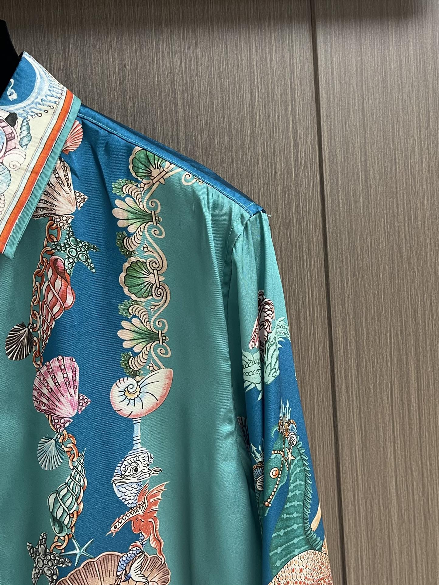 Versace范思哲 CORAL THEATRE真丝长袖衬衫，这款经典的长袖常规版型衬衫采用真丝斜纹面料