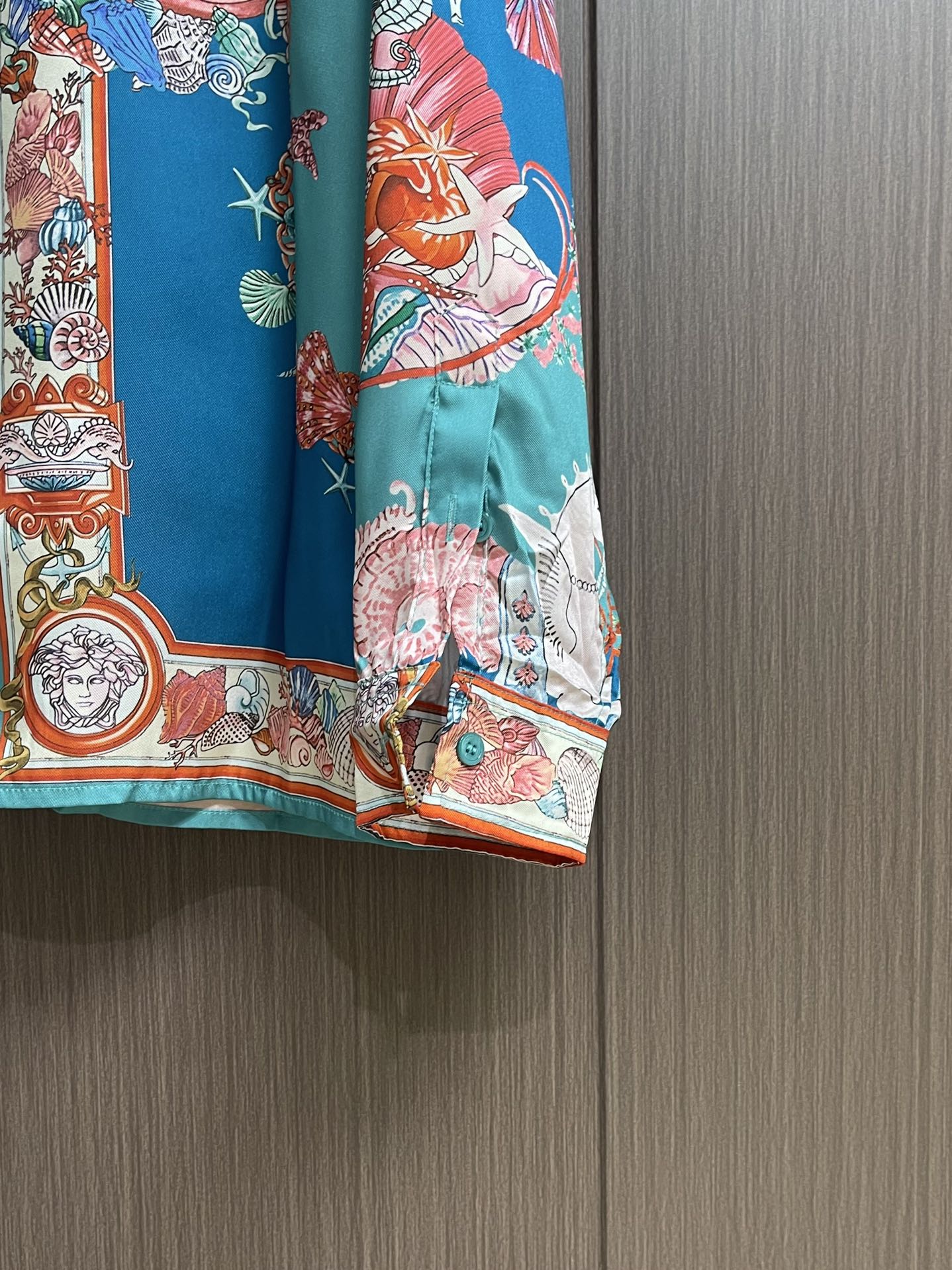 Versace范思哲 CORAL THEATRE真丝长袖衬衫，这款经典的长袖常规版型衬衫采用真丝斜纹面料