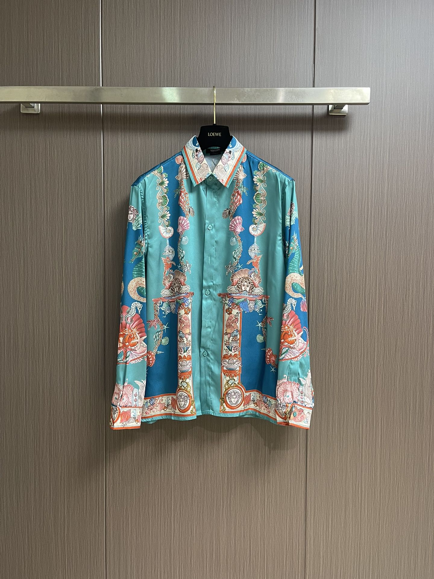 Versace范思哲 CORAL THEATRE真丝长袖衬衫，这款经典的长袖常规版型衬衫采用真丝斜纹面料