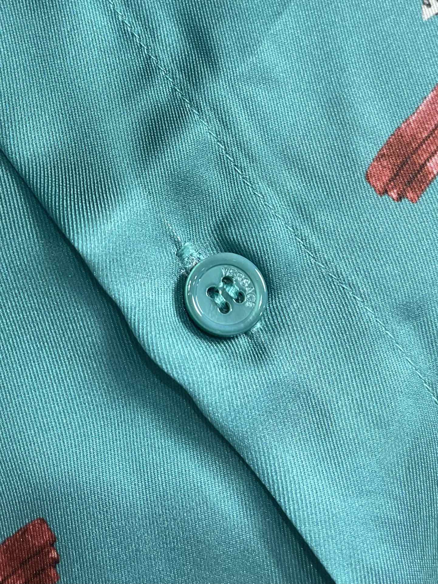 Versace范思哲 CORAL THEATRE真丝长袖衬衫，这款经典的长袖常规版型衬衫采用真丝斜纹面料