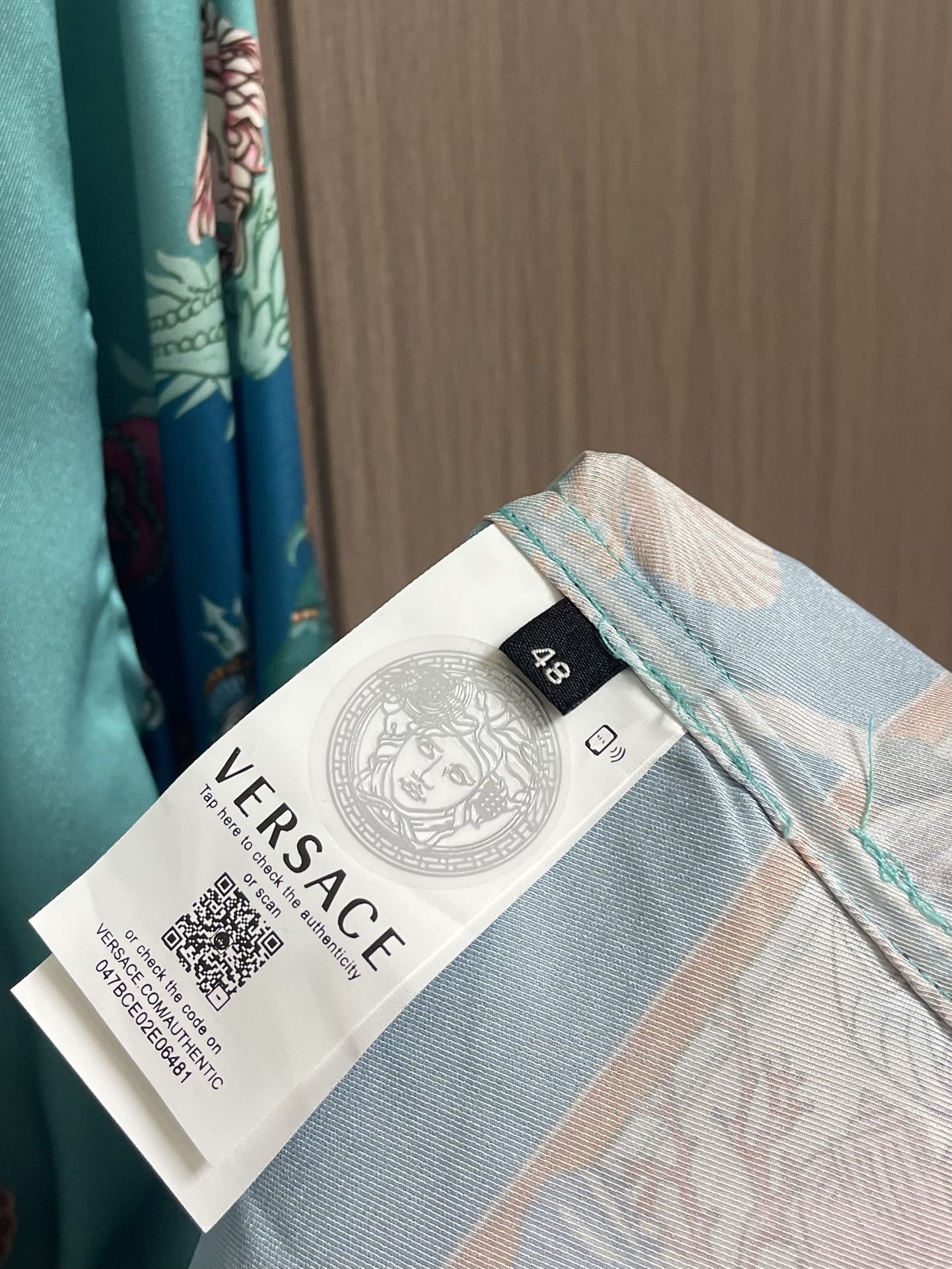 Versace范思哲 CORAL THEATRE真丝长袖衬衫，这款经典的长袖常规版型衬衫采用真丝斜纹面料