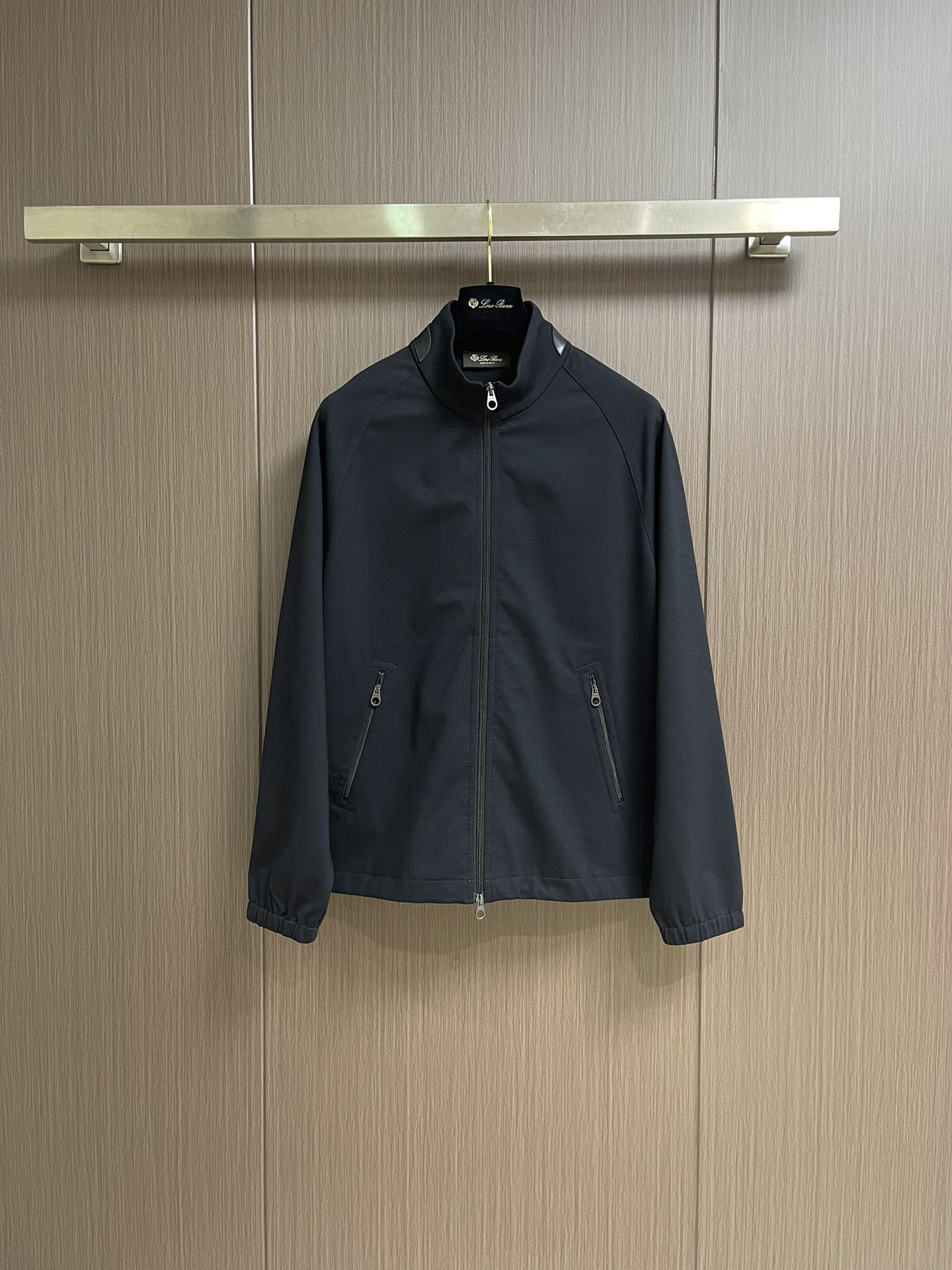 NO:548586,The LP men's wool-blend vertical lapel jacket is exquisite in fabric selection and craftsmanship, which is very consistent with the aesthetic tone of the LP family. It is low-key and luxurious, elegant and noble. Every detail proves the brand's own sense of high-endness. It fully interprets the Italian minimalist, capable and outdoor functional style, both solemn and harmonious, and has a full style of upper body!  It has strong muscles and bones, strong scraping properties, has super anti-wrinkle and windproof effects, and is also very breathable. After the enzyme washing process, the texture has a slightly retro and natural tone, and the overall visual sense is extremely elegant and artistic!  The color matching is light and versatile, the tailoring is in line with ergonomic design, and can control any body shape. The upper body instantly highlights the spirit. It is a jacket that is perfect for business commuting and outdoor leisure. It is an equipment with extremely high attendance rate in practical wear!  Size M-XXL, loro piana, jackets & coats, jackets & coats, alexander wang19860909LP 男士羊毛混纺立翻领夹克外套,在面料选取和工艺方面都相当考究,极符合LP家族美学基调,低调且奢华,优雅且高贵,每一个细节都在力证品牌自身的高级感,通体将意式的极简、干练和户外功能性风格极致诠释,亦庄亦谐,上身型款十足！筋骨性极强,挺刮性十足,具备超强的抗皱防风效果,且透气性极好,经过酵素洗工艺后,肌理有着略微复古自然的腔调,整体视觉感极为优雅,颇具艺术感！配色轻熟百搭,剪裁符合人体工学设计,可驾驭任何身型,上身瞬间凸显出精神感,型款十足,商务通勤与户外休闲完美兼备的一款外套,属于实穿性出勤率极高的一款装备！尺码M-XXL,,loro piana,jackets & coats,jackets & coats,alexander wang,Men's clothing