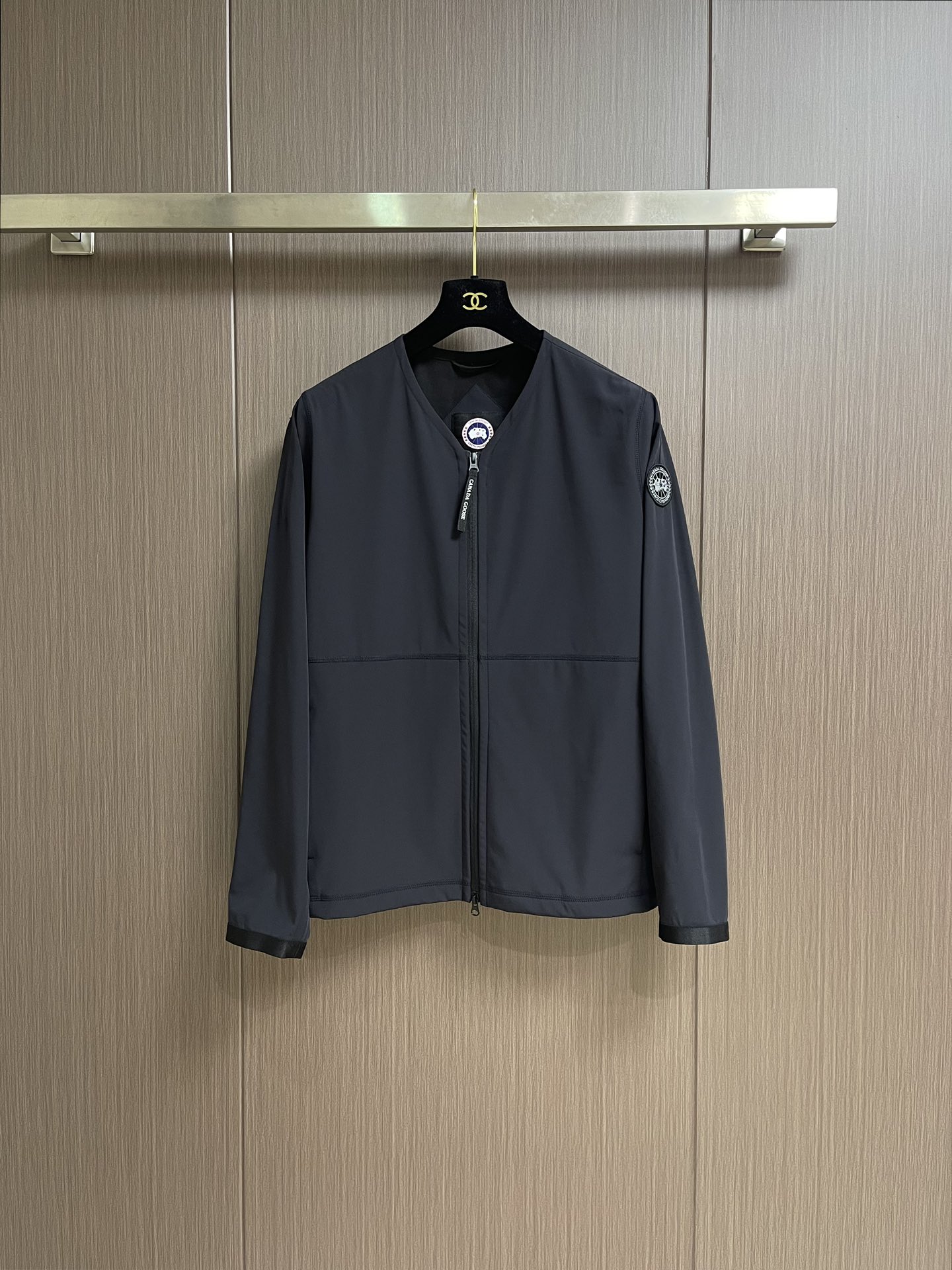 NO:548582,CanadaGoose Canada Goose Moreau men's black label full zip soft shell jacket.  Warm and comfortable, fully functional design, super avant-garde design style, delicate and comfortable, very light to wear and not easy to wrinkle. Multiple craftsmanship. The overall design is quite visual, the upper body is casual and stylish, with a certain degree of stiffness. It is definitely at the forefront of fashion. Recommended for a sense of temperament, a must-have for urban leisure. Sizes M-XXL, jackets & coats, alexander wang19860909CanadaGoose加拿大鹅 Moreau 男士黑标全拉链软壳夹克．保暖舒适全功能设计,超前卫设计风格 细腻舒适 穿着非常轻便不易起皱.多重重工艺 整体的设计颇具视觉感,上身休闲有型,有一定的挺括度,绝对走在时尚最尖端的气质感推荐,都市休闲必备.尺码M-XXL,,jackets & coats,alexander wang,Men's clothing