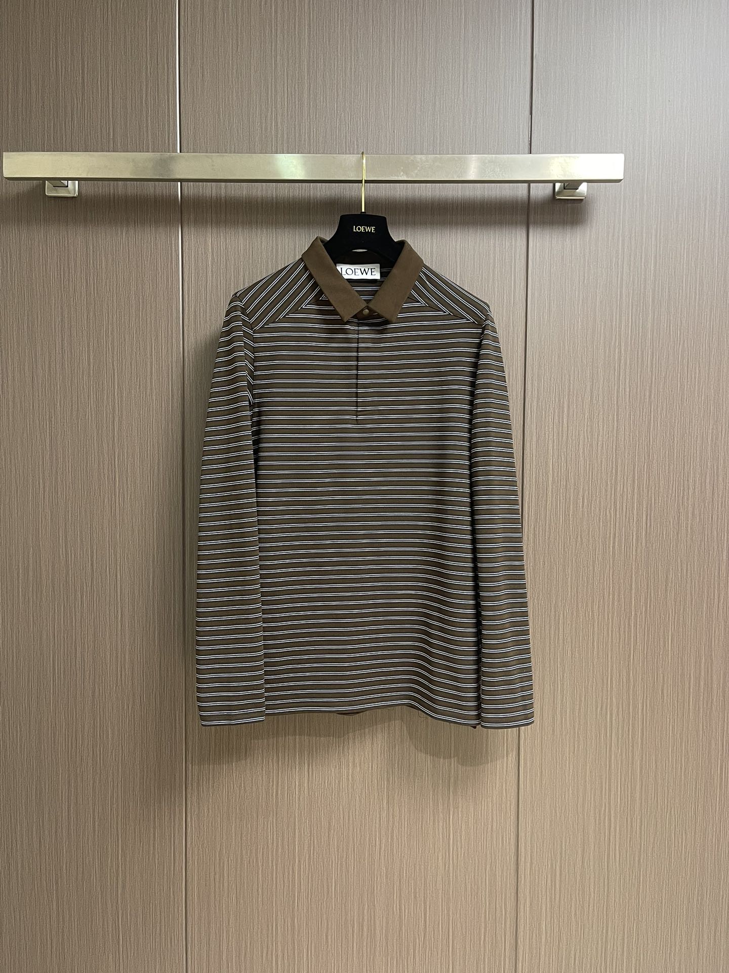 NO:548558,Loewe 2025SS new striped POLO shirt, this POLO shirt is made of customer-supplied fabrics. Contrasting striped styles increase the fashion personality of the style. The collar lapel design increases the sense of high-end elegance. The button opening and closing is a must-have item for men's business and leisure, and the upper body effect is excellent. Sizes M-L-XL,,loewe,loewe,alexander wang19860909Loewe罗意威 2025SS新款条纹POLO衫,这款POLO衫采用客供面料制作而成,撞色条纹款式增加款式的时尚个性,衣领翻领设计,增加高级优雅感,纽扣开合,是男士商务休闲必备单品,上身效果极佳.尺码M-L-XL,,loewe,loewe,alexander wang,Men's clothing