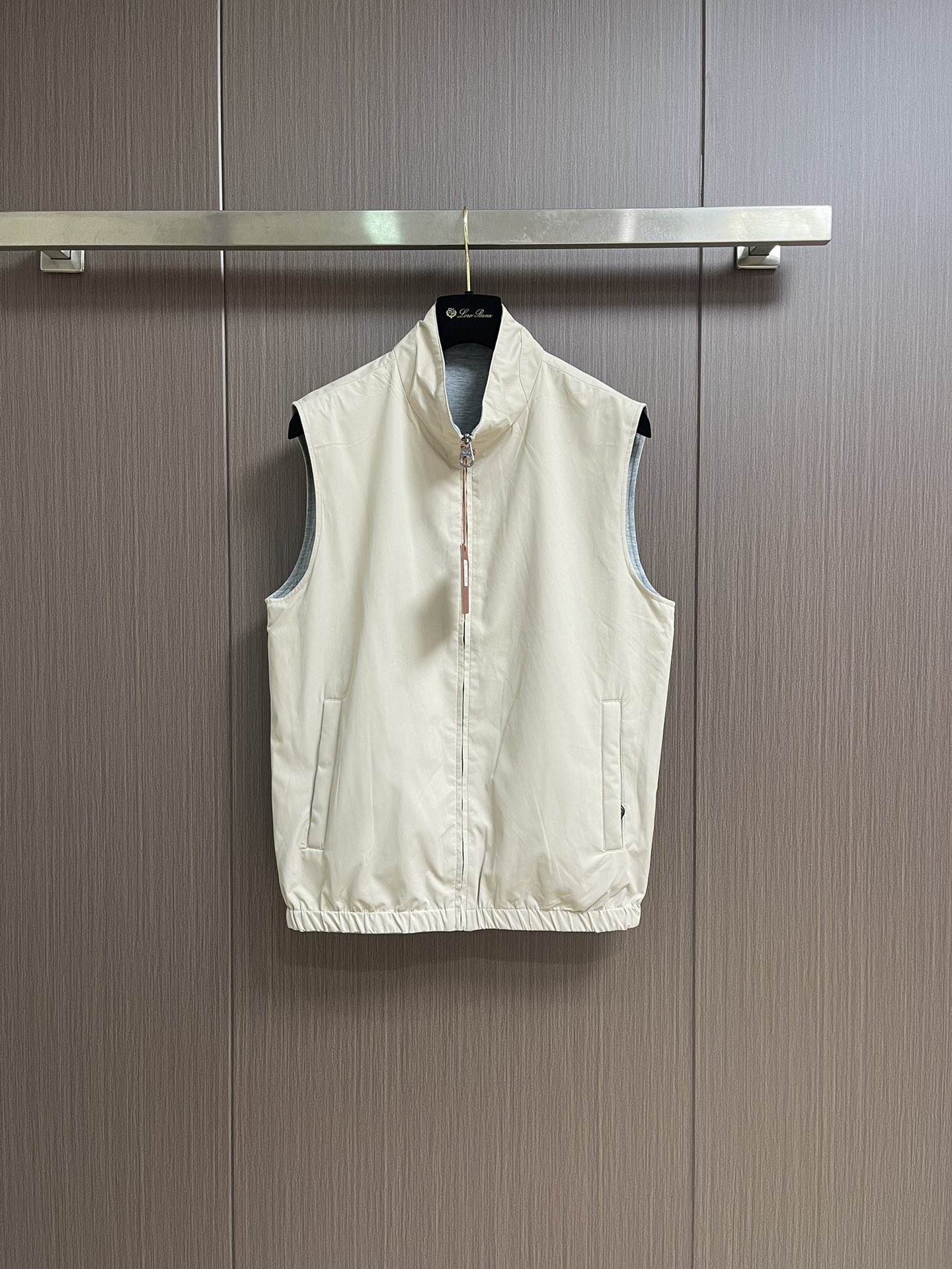 NO:548597,LP stand-up collar design AB double-sided vest jacket, stand-up collar design shows ability, simple but atmospheric, can perfectly modify the neck lines and show the ability and neatness of men. Whether it is business occasions or leisure time, it can make you confident and full of aura. Moreover, stand-up collar can effectively block the cold wind and bring you a touch of warmth in cold days. AB design, double the fun of dressing, this style adopts a unique AB design, each side has a different style and texture. On the one hand, it is simple solid color, low-key and versatile, and easily integrates into various occasions; on the other hand, it adds trendy elements, personality and fashion, making you the focus of the crowd. Wear A side to work in the morning, capable and steady; at night, turn over and wear B side to party, and instantly transform into a trendy man. One piece to meet your outfit needs for different occasions, it is simply not too practical!  Size M-4XL, loro piana, jackets & coats, alexander wang19860909LP 立领设计AB面双面穿马甲外套,立领设计,尽显干练,简约而不失大气,能够完美修饰颈部线条,展现男士的干练与利落.无论是商务场合还是休闲时光,都能让你自信满满,气场十足.而且,立领还能有效阻挡寒风,为你在寒冷的日子里带来一丝温暖.AB面设计,双倍穿搭乐趣,这款采用了独特的AB面设计,每一面都有不同的风格和质感.一面是简约的纯色,低调又百搭,轻松融入各种场合；另一面则加入了潮流元素,个性又时尚,让你成为人群中的焦点.早上穿A面去上班,干练稳重；晚上翻过来穿B面去聚会,瞬间变身潮男.一件,满足你不同场合的穿搭需求,简直不要太实用！尺码M-4XL,,loro piana,jackets & coats,alexander wang,Men's clothing