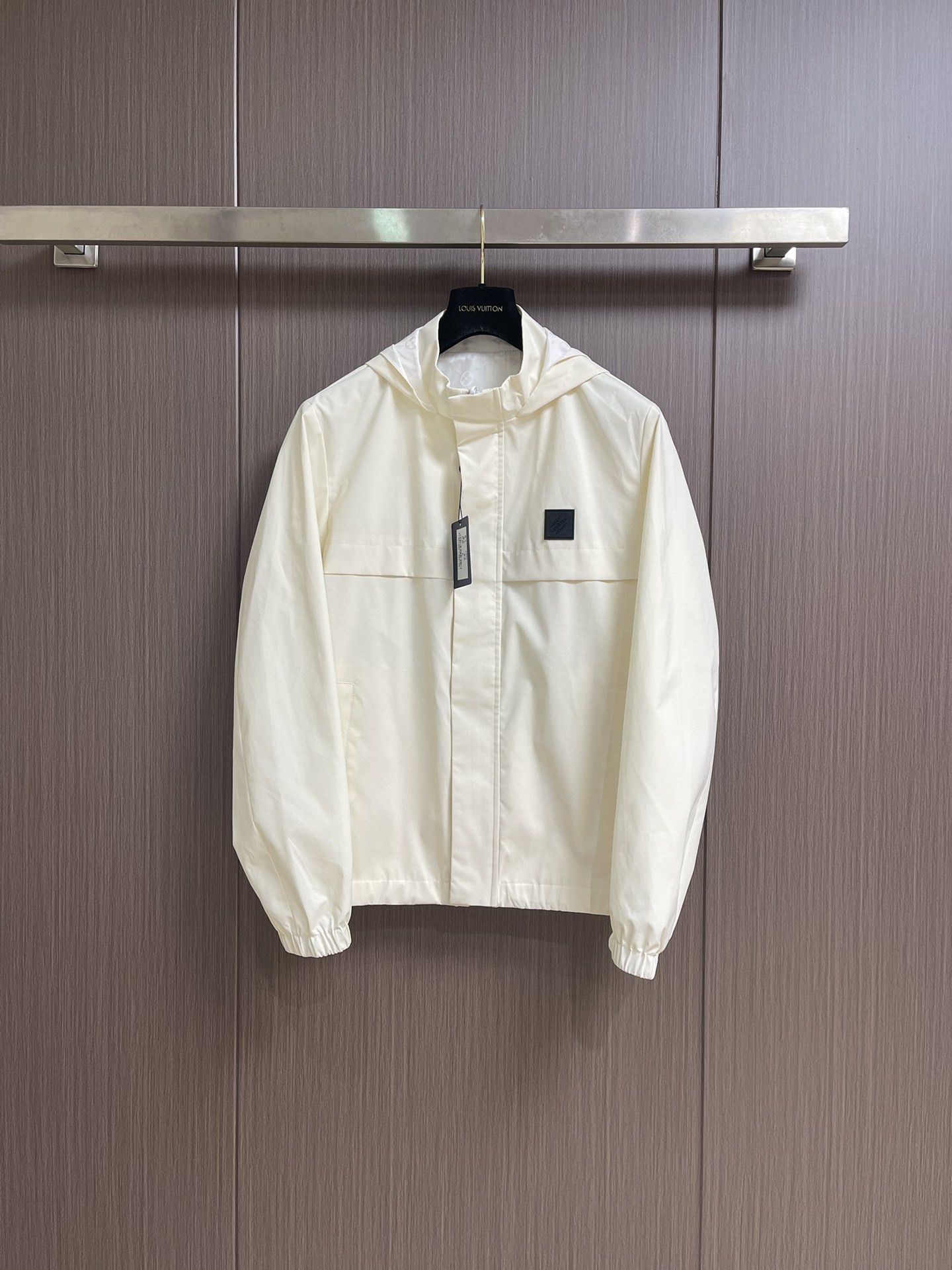 NO:548563,LV 2025ss dark pattern double-sided jacket, customized high-quality polyester fabric!  Dark pattern logo design, complete three-standard logo!  Original hardware accessories, smooth lines, exquisite craftsmanship, excellent upper body style, comfortable fabric, windproof and warm, casual matching are very fashionable and handsome. A must-have for casual men. Size M-3XL, louis vuitton, jackets & coats, jackets & coats, alexander wang19860909LV 2025ss暗纹双面穿夹克外套,定制高品质聚酯纤维面料！暗纹logo设计,三标齐全！原版五金辅料,线条流畅,工艺精致,上身版型超赞,面料舒适,挡风保暖,随意搭配都非常时尚帅气 休闲时尚男仕必备款.尺码M-3XL,,louis vuitton,jackets & coats,jackets & coats,alexander wang,Men's clothing