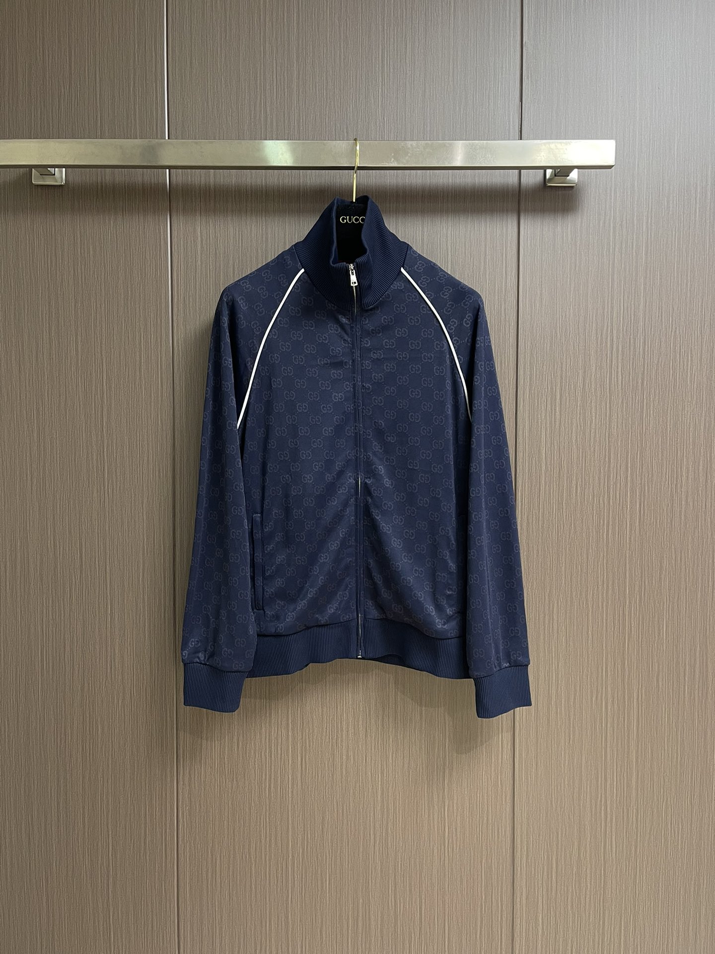 NO:548606,Tops, pants, GUCCI dark blue full-print double G jacket trousers set, 2025ss selected ready-to-wear items combine colorful prints with loose silhouettes, perfectly interpreting the bold and uninhibited style of bohemian. This slim fit zipper is craftsmanship with blue knitted jacquard fabric, and the embellished lace piping brings a unique sense of detail. Size S-XL, gucci, jackets & coats, alexander wang19860909上衣 裤子 GUCCI 深蓝色满印双G夹克长裤套装,2025ss甄选成衣单品以宽松廓形融汇斑斓印花,完美诠释波西米亚大胆不羁的风情.这款修身版型拉链以蓝色针织提花面料匠心打造,缀饰的镶边滚边带来别致的细节感.尺码S-XL,,gucci,jackets & coats,alexander wang,Men's clothing