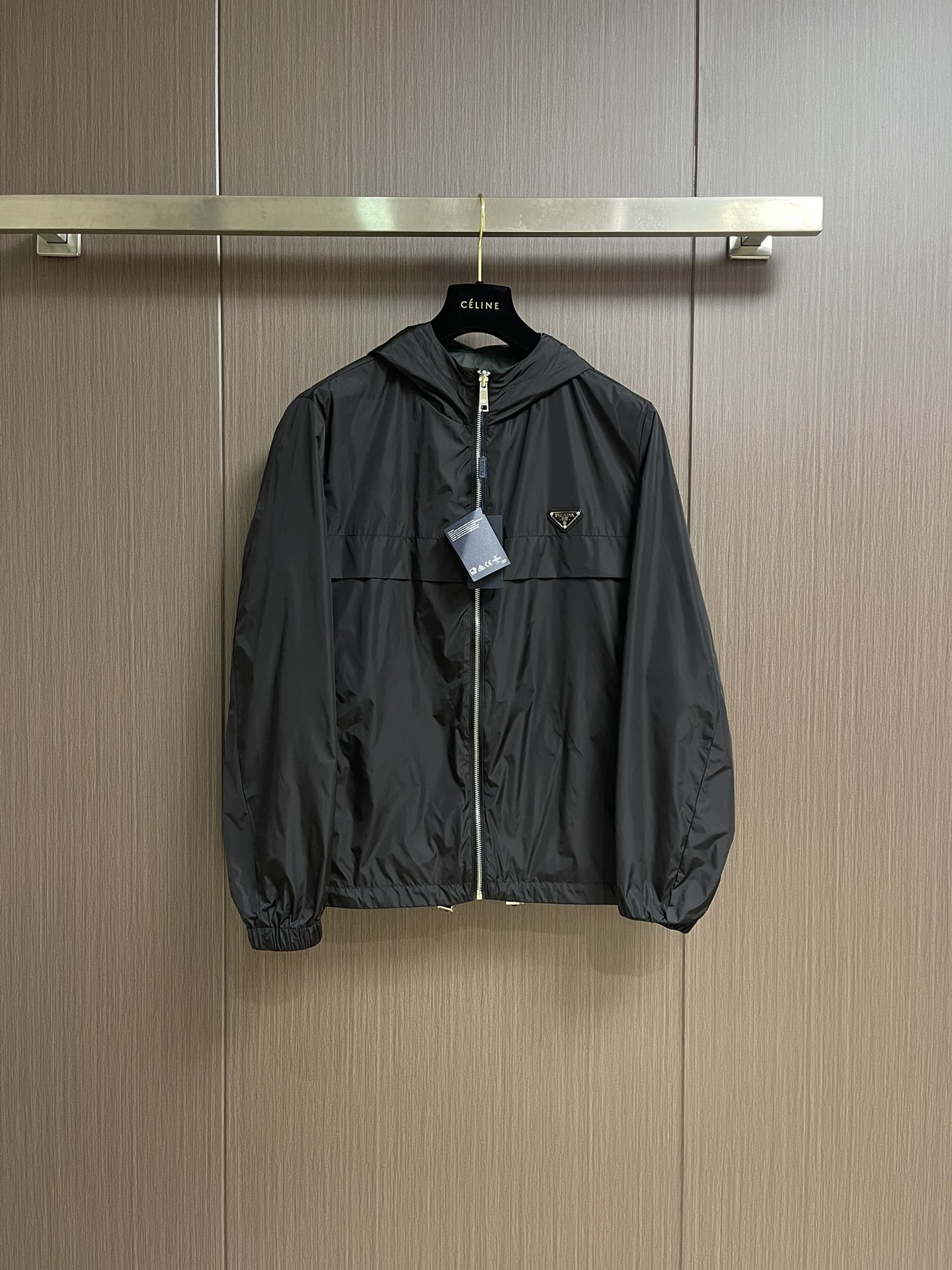 NO:548602,PRADA recycled nylon badge zipper, the new season is full of modernity and technology, combining fashion aesthetics with outdoor elements, and continues to follow the minimalist route of P home in terms of design tone, each with rich details and elements. The double-sided combination design, one side is classic and restrained and basic and versatile, and the other side is stunning and dreamy and fashionable. The two colors form a hedge contrast! Very practical! The model dominated by fabrics and craftsmanship has both comfort and breathability, the upper body is light and burden-free, the hooded design has a strong sense of detail and is decorated with the iconic metal triangle logo, which is a soul-style embellishment! It is an excellent equipment in the transition season, with significant upper body effect, and excellent performance of capable and tough temperament. It has a full style and a light color scheme. It can be used without any reason! Size M-3XL, prada,hats,alexander wang19860909PRADA 再生尼龙徽章拉链,新一季的充满现代感与科技感,将时装美学与户外元素混搭结合,在设计基调方面继续沿袭了P家的极简路线,细节元素各自丰富发挥,双面组合的设计,一面为经典内敛而基础百搭,另一面为惊艳梦幻时髦的,两种配色形成对冲反差！实穿性非常强！以面料和工艺为主导的款,舒适性与透气性兼备,上身轻便无负担感,连帽的设计,整体细节品质感超强,饰有标志性金属三角标,属于灵魂式的点缀！属于过渡季优秀的装备,上身效果显著,将干练与硬朗的气质极好的发挥出来,型款十足,配色轻熟,无需任何理由可下手的一款！尺码M-3XL,,prada,hats,alexander wang,Men's clothing