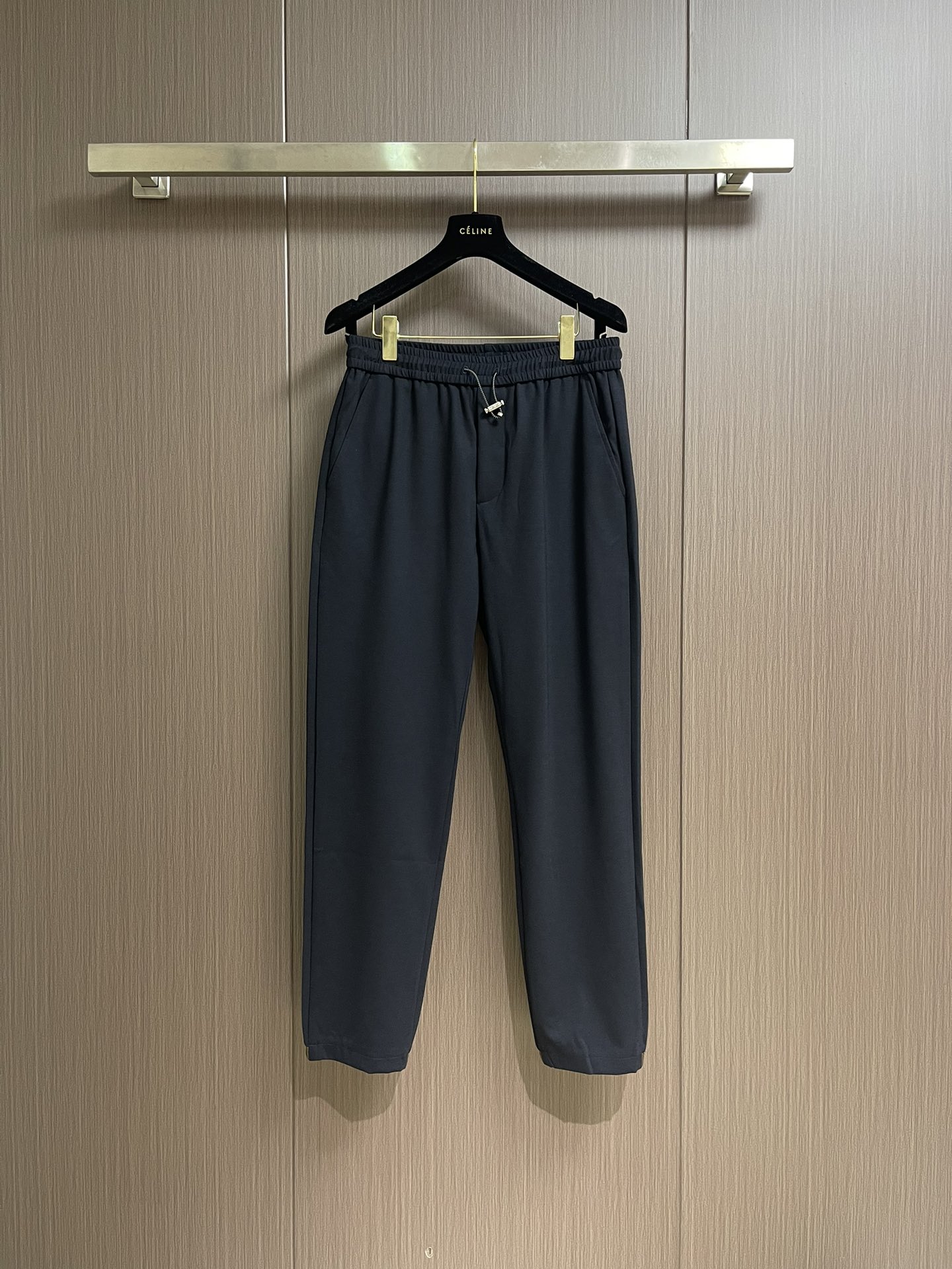 NO:548593,LP Loropiana 2025SS fall and winter new men's casual pants, a high-end quality choice, a versatile trousers with elastic waist drawstrings, is also an indispensable matching tool in men's wardrobe, and is a practical style!  The design style of the whole line is simple and fashionable, with excellent skin-friendly value, easy to wear, and full of detail!  This trouser is made of high-quality cotton fabric tarted vertical texture. The fabric is comfortable, soft and delicate, and has a good vertical feeling. The surface is shiny and clear texture, which looks very textured and has a full sense of fine charm. The first-class and exquisite straight-fitting style is cut, the line is delicate, smooth and neat, and the casual and casual pants look good no matter how you match it!  Size M-3XL, loro piana, loro piana, alexander wang19860909LP Loropiana 2025SS秋冬新款男士休闲裤,高端品质之选,一款松紧腰抽绳休闲兼备的百搭裤装,也是男士衣橱里不可缺少的搭配神器,属于实穿型的式！整条的设计风格简洁时尚,亲肤值优越,穿着方便,细节感十足！此款裤装采用优质棉面料订织竖纹纹理制作而成,面料舒服,手感柔软细腻,有着很好的垂直感,表面亮泽清晰的纹理,看上去非常有质感,细级韵味十足.一流精湛的直筒版型裁剪,走线细致平顺工整,休闲随意怎么搭配都好看的裤装！尺码M-3XL,,loro piana,loro piana,alexander wang,Men's clothing