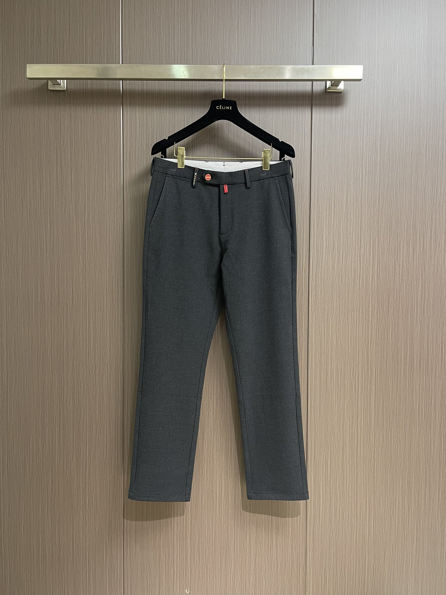 NO:563704,kiton 2025SS is a very versatile casual pants for commuting. It is made of pure cotton fabric. It is easy to wear, elegant and easy to match with solid colors. It can be easily matched with short sleeves and other styles!  Wearing it is close to the skin and not irritating. The upper body is dry and comfortable, and has an appropriate sense of wideness and skinny texture. It can be easily used in daily casual occasions or work wear!  Size 31-38 No 37,,T-shirt,alexander wang19860909kiton 2025SS非常百搭通勤的一款休闲裤,纯棉面料制作,好穿贵气又易于搭配的纯色款, 短袖等都可以轻松拿捏的造型搭配！贴身穿着亲肤不扎人,上身干爽舒服兼具着适当的挺阔感和骨感,日常休闲场合或上班穿着都能轻松应对！尺码31-38 无37,,T-shirt,alexander wang,Men's clothing