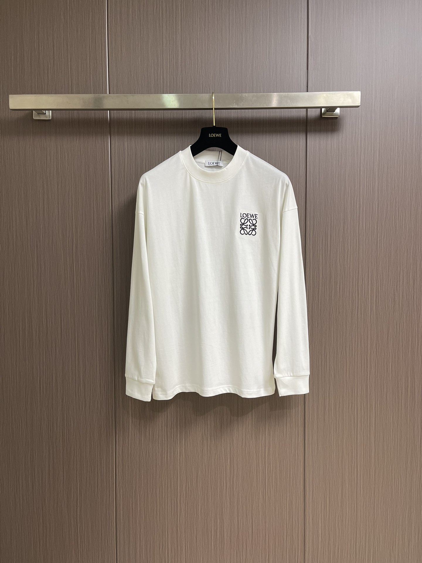 NO:563711,LOEWE 2025ss new round neck long-sleeved T-shirt, customized 100% cotton material, skin-friendly and soft, full of elasticity, round neck long-sleeved cut, plain hemming at the neck, comfortable and elastic, brand logo embroidery on the chest pocket, highlighting style, loose and long version, the upper body creates a relaxed and fashionable shape, versatile and slim, suitable for commuting and dating. Sizes M-3XL,,loewe,loewe,tees,t-shirt,alexander  wang19860909LOEWE 罗意威 2025ss新款圆领长袖T恤,定制全棉材质 亲肤柔软 弹力十足 圆领长袖裁剪 领口平纹包边 舒适有弹力 胸前口袋品牌logo刺绣 彰显格调 宽松长款版型 上身营造轻松时尚造型 百搭显瘦 通勤约会都可.尺码M-3XL,,loewe,loewe,tees，t-shirt,alexander wang,Men's clothing