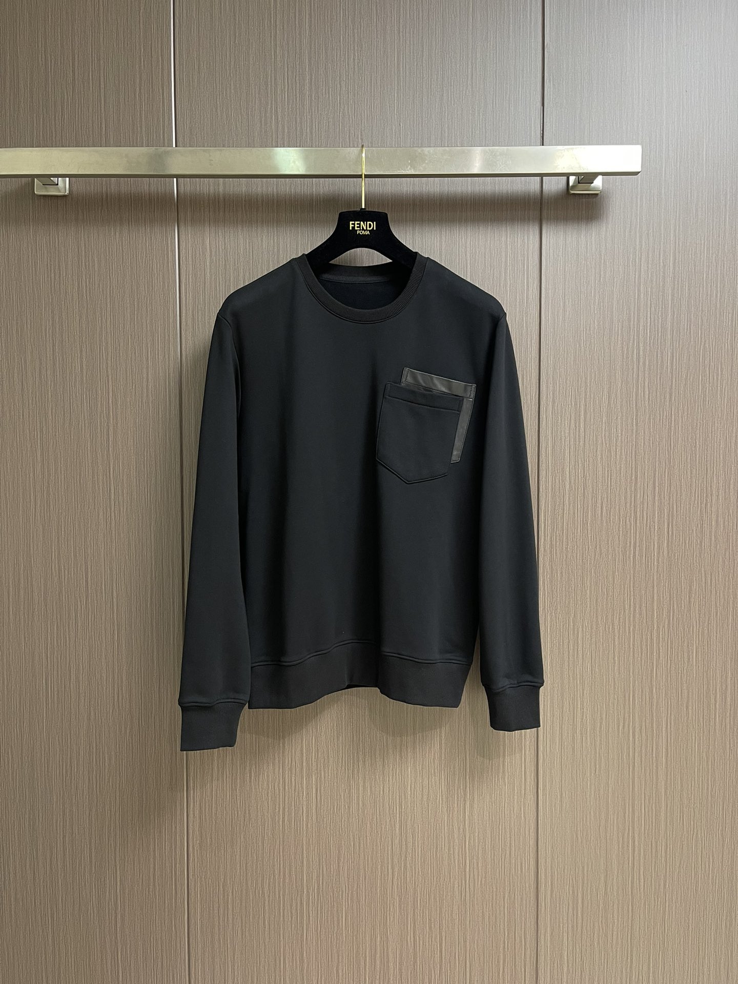 NO:563719,HERMES 2025SS autumn and winter round neck long-sleeved T-shirt, ammonia mercerized brushing, fashionable l leather pockets!  The upper body of ammonia fabric is comfortable and smooth. Pure cotton combing and compact spinning process make the fabric smooth and compact, giving the overall fabric a high-end feel. Professionally provided by big brands, the quality is absolutely guaranteed. The overall high breathability and soft texture are more prominent, and the full cotton texture causes extreme comfort. High washability. The workmanship of the entire piece perfectly reflects the brand's design concept and sophisticated production technology. Sizes M-3XL, hermes, tees, t-shirt, alexander wang19860909HERMES 2025SS秋冬圆领长袖T恤,氨丝光磨毛,时尚l拼皮口袋！氨面料上身舒适爽滑,纯棉精梳加上紧密纺纱工艺又使面料光滑紧密得到整体面料的高级感,大牌专业提供,质量绝对保证.整体高透气和柔软性的质感更加凸显,饱满的棉质感引起极度舒适.耐洗性能高.整件的做工完美体现出品牌的设计理念和精良的制作工艺.尺码M-3XL,,hermes,tees，t-shirt,alexander wang,Men's clothing