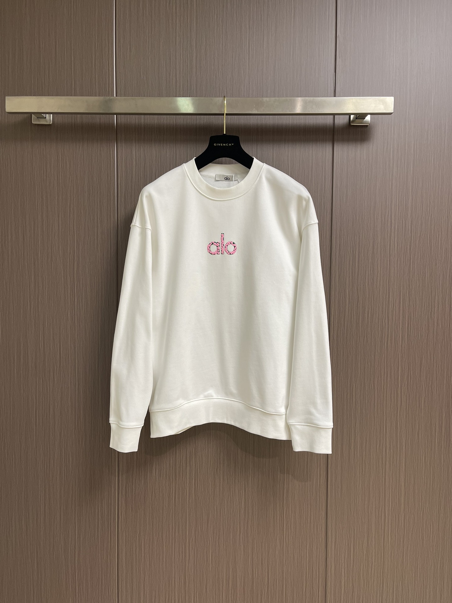 NO:563728,Alo simple classic large letter logo printed couple round neck long-sleeved T-shirt, original custom-made 240g pure cotton double yarn fabric, fabric shrinkage is controlled at 2%, export-grade solid color quality, truly not easy to deform. It shrinks and does not fade, the high-density threaded collar is not easy to deform, the version is loose, wide and comfortable. The same style for men and women can be matched with couples. Sizes S-XXL, tees, t-shirt, alexander wang19860909Alo 简约经典大字母logo印花情侣圆领长袖T恤,原版定制240g纯棉双纱面料,面料缩水控制在2％出口级固色品质,真正做到不易变形 缩水不掉色,罗那高密度螺纹领口不易变形,版型宽松挺阔舒适 男女同款可搭配情侣款.尺码S-XXL,,tees，t-shirt,alexander wang,Men's clothing