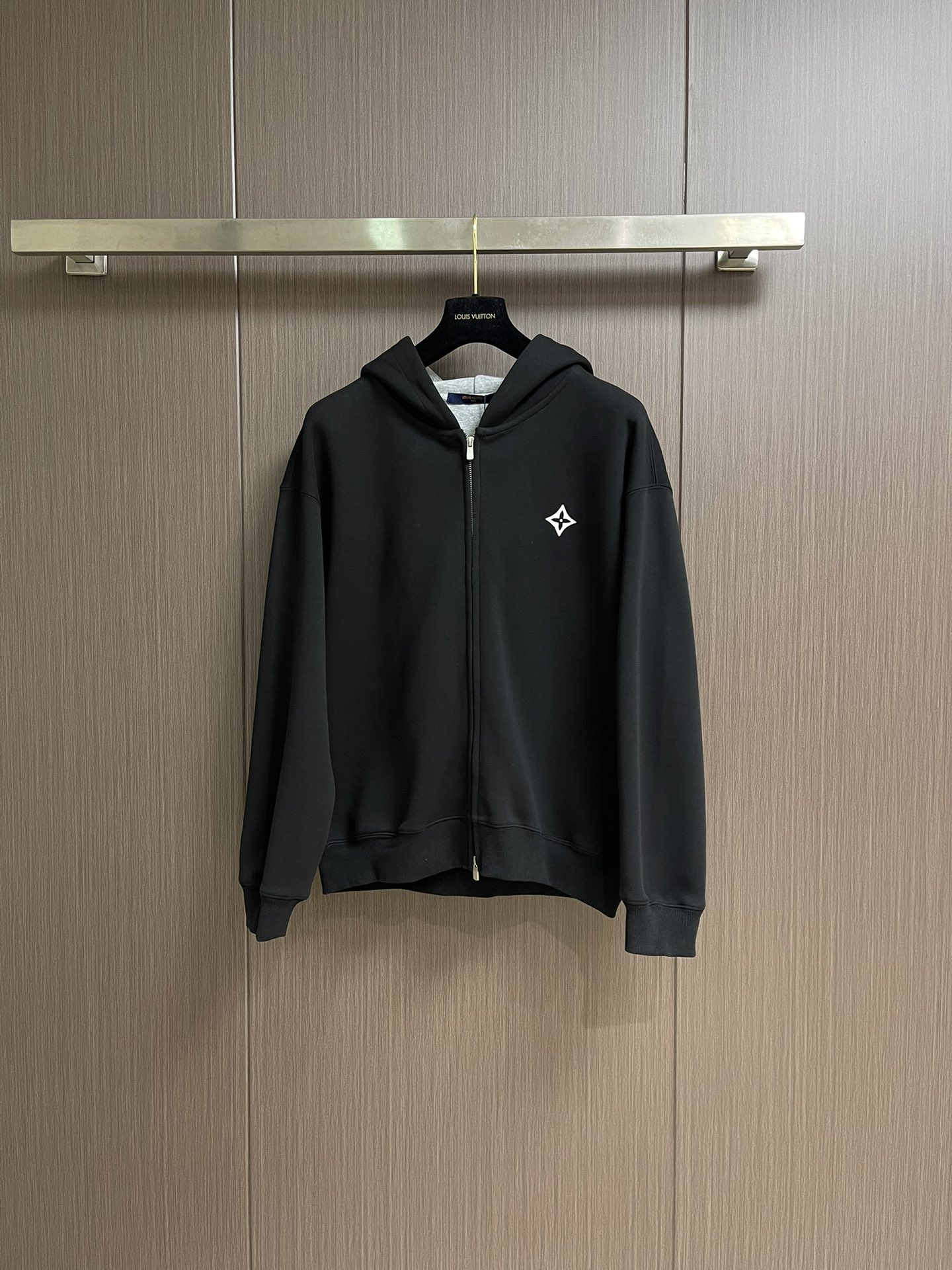 NO:563744,LV  2025SS early autumn new embroidered hooded sweatshirt. The fabric is made of 26s double yarn surface and 10s fish scale base fabric, with 380g rib and 21s double yarn stretcher. It not only ensures the texture and warmth of the clothing, but also highlights the quality in the details. The vuitton embroidery on the front is exquisite and simple.  The design adds a touch of bright color, and the use of terry fish scale base fabric makes the clothing feel softer and thicker, with good water absorption and warmth retention. Overall, this hoodie is not only fashionable and versatile, but also shows high-quality craftsmanship and design in the details. Sizes S-XL, Louis  vuitton,hoodie,sweatshirts,hats,alexander wang19860909LV 2025SS早秋新款绣花连帽卫衣,面料采用26s双纱面和10s鱼鳞底面料,搭配380g罗纹与21s双纱拉架,不仅确保了衣物的质感与保暖性,更在细节处彰显品质,正面的vuitton刺绣工艺精细,为简约设计增添了一抹亮色,而毛圈鱼鳞底面料的运用,则让衣物手感更加松软、厚实,具备良好的吸水性和保暖性,整体而言,这款连帽衫不仅时尚百搭,更在细节处展现了高品质的工艺与设计.尺码S-XL,,louis vuitton,hoodie,sweatshirts,hats,alexander wang,Men's clothing