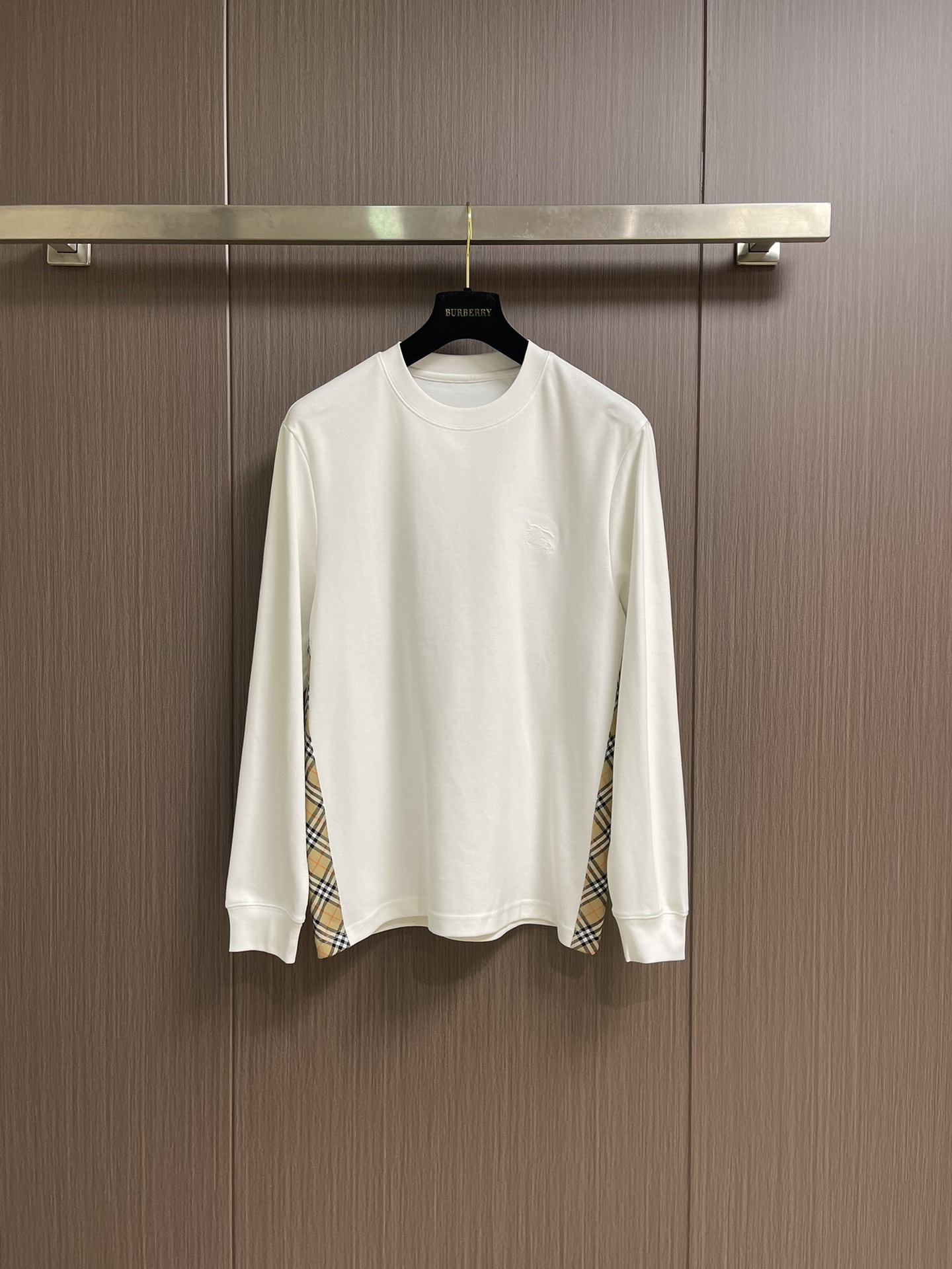 NO:563751,Burberry 2025s early autumn new long-sleeved T-shirt, basic model recommended!  The versatile God of War!  Three-dimensional embroidery design of classic B family war horse graphics on the chest.  Matching plaid webbing on the side.  The texture is excellent, comfortable and breathable.  Unforgettable!  Customized high-quality 40-count 300g pure cotton fabric.  Comfortable and soft ~ a must-have item to wear alone or paired with!  Size M-5XL,,burberry,tees,t-shirt,alexander wang19860909Burberry 2025s早秋新款长袖T恤,基础款推荐！百搭战神！胸前B家经典战马图形立体刺绣设计．侧边格纹织带搭配．质感极好舒适又透气．让人过目难忘！订制优质40支300g纯棉面料．舒适柔软～单穿搭配必备单品！尺码M-5XL,,burberry,tees，t-shirt,alexander wang,Men's clothing