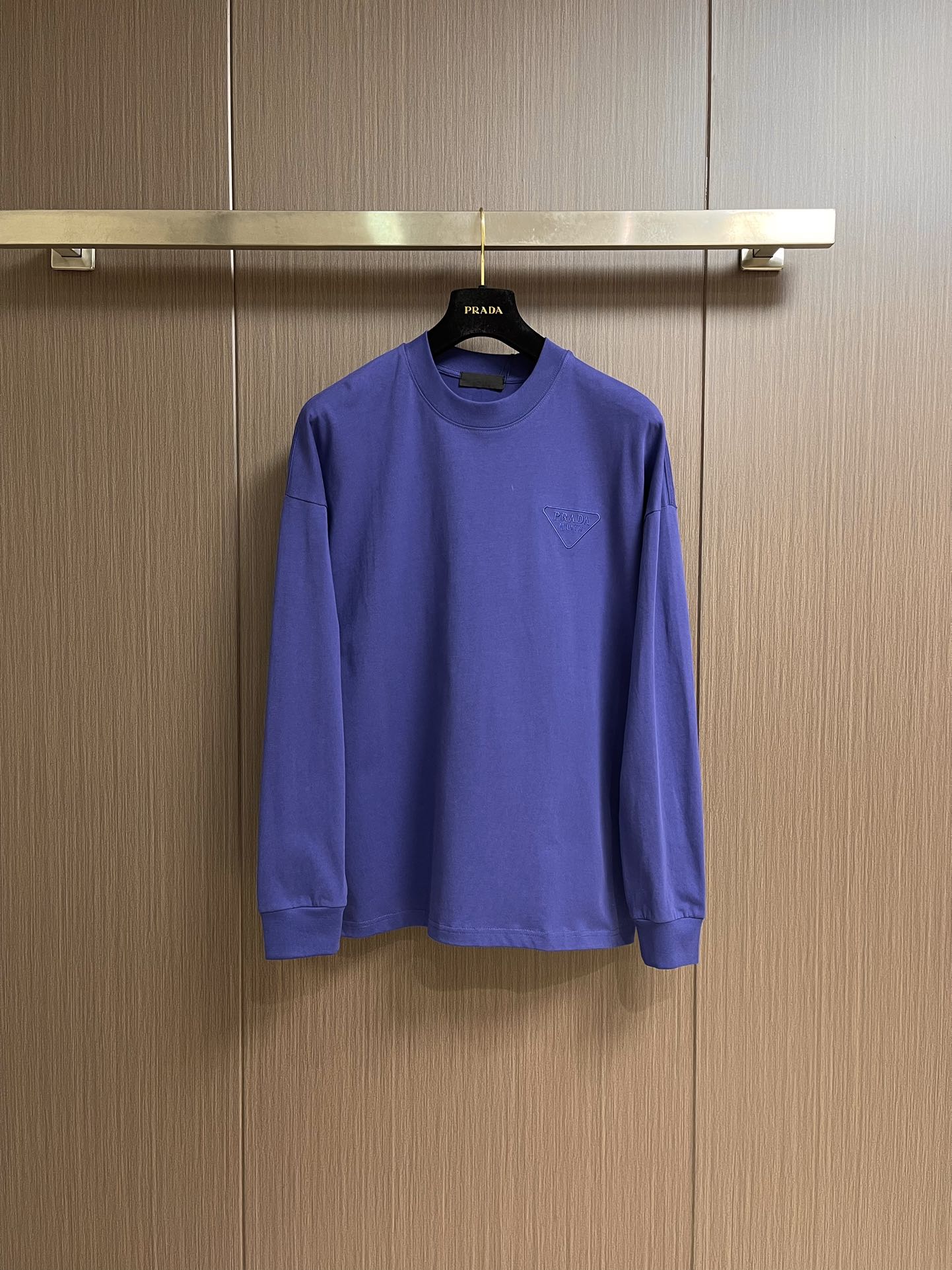 NO:563757,PRADA brand logo embroidered round neck long-sleeved T-shirt is made of high-quality pure cotton. It is soft and skin-friendly and has a special texture. It is smooth but has a solid thickness. It is not a cheap product that will deform when you pull it!  The letters embroidered on the chest are clear and three-dimensional, instantly adding a sense of high-end, low-key yet recognizable!  The cuffs and hem are processed and hemmed very neatly, and the stitching is so even that it looks like it has been precisely calculated by a machine. It will not deform or warp no matter how many times it is washed!  The cuffs and hem are processed and rolled very neatly. They will not deform or warp even after being washed a few times. They can be matched with many types of clothing to create a fashionable look. Customized accessories are available with three complete standards. Sizes M-3XL, prada, tees, t-shirt, alexander wang19860909PRADA 品牌标识刺绣圆领长袖T恤,采用高品质纯棉,软糯亲肤还特显质感,光溜溜的但又有扎实的厚度,不是那种一扯就变形的廉价货！胸口刺绣字母清晰立体,瞬间把高级感拉满,低调又有辨识度！袖口和下摆的处理,卷边特别工整,缝线均匀得像机器精密计算过,水洗多少次都不会变形翘边！袖口和下摆的处理,卷边特别工整,水洗少次都不会变形翘边,能与多类型服饰搭配营造时尚造型,定制辅料,三标齐全.尺码M-3XL,,prada,tees，t-shirt,alexander wang,Men's clothing