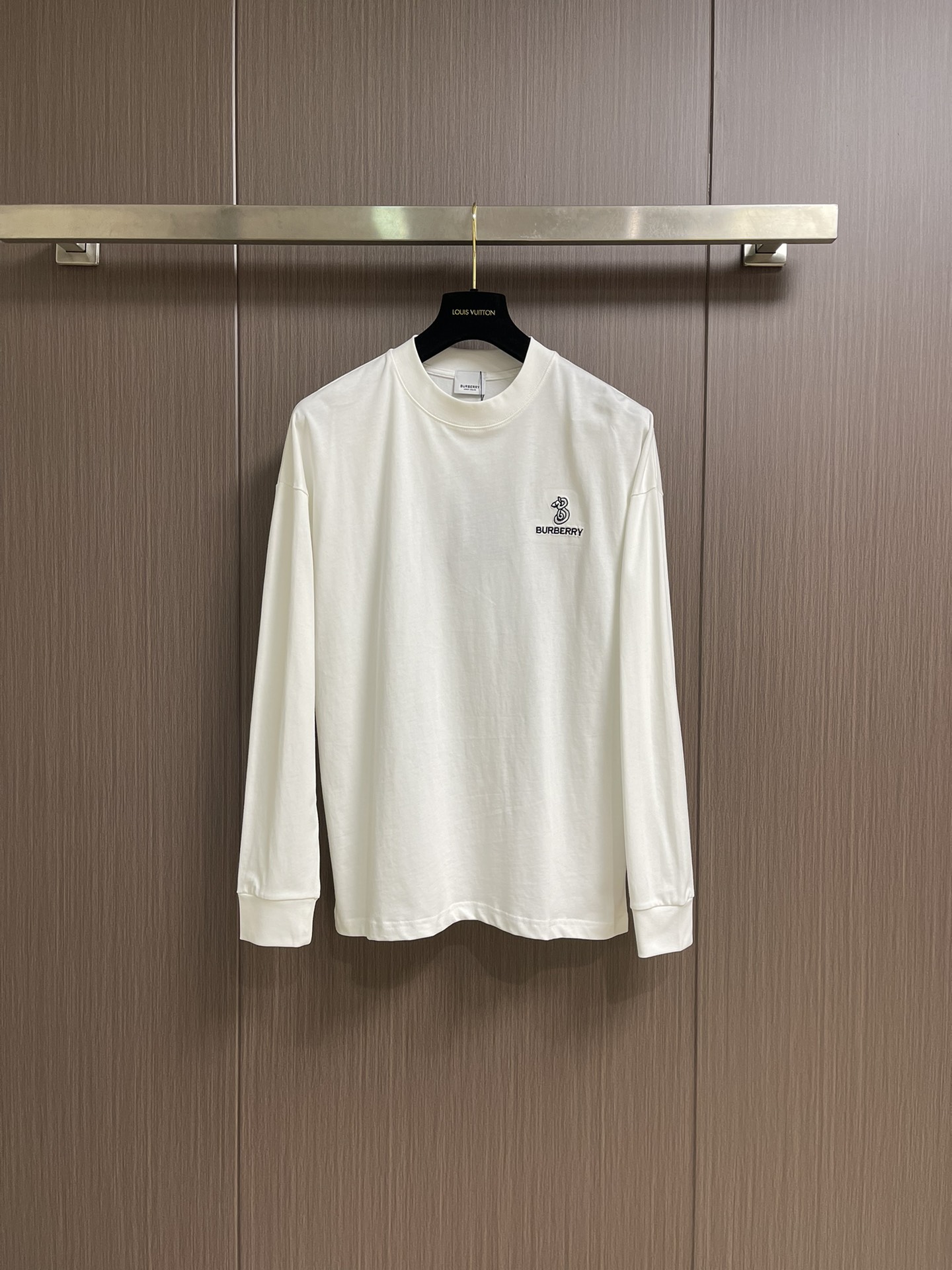 NO:563759,Burberry 2025ss classic men's logo embroidered logo round neck long-sleeved T-shirt, timeless classic, round neck basic T-shirt!  Classic plaid logo embroidery pattern!  The pure cotton fabric is super soft and skin-friendly, feels very textured, and has perfect skin-friendliness!  Whether worn alone or as an inner layer, it is very youthful and bright, and is a timeless item. Sizes M-3XL, burberry, tees, t-shirt, alexander wang19860909Burberry 2025ss 经典款男士logo刺绣标识圆领长袖T恤,永不过时经典款,圆领基础款t恤！经典格纹logo刺绣图案！纯棉面料超级柔软亲肤,摸上去非常有质感,亲肤度简直完美！不管是单穿还是做内搭,都非常的青春明亮,是永不过时的单品.尺码M-3XL,,burberry,tees，t-shirt,alexander wang,Men's clothing