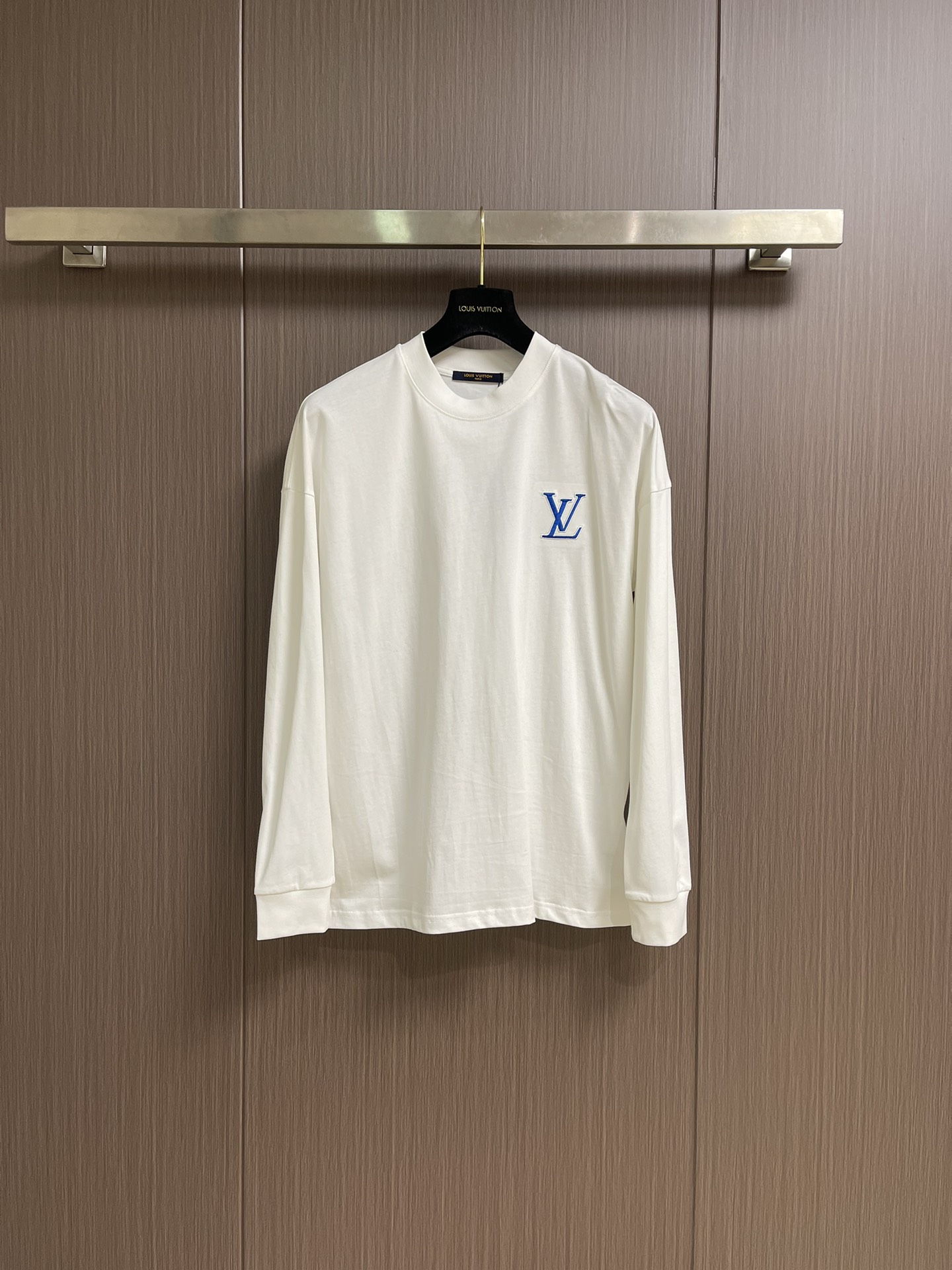 NO:571296,LV 2025SS early autumn new embroidered logo long-sleeved T-shirt. The fabric is made of 26s double yarn surface and 10s fish scale base fabric, with 380g ribbing and 21s double yarn stretcher. It not only ensures the texture and warmth of the clothes, but also highlights the quality in the details. The vuitton three-dimensional embroidery on the front is exquisite, adding a touch of bright color to the simple design. Size M-3XL, Louis  vuitton,tees,t-shirt,alexander wang19860909LV 2025SS早秋新款刺绣logo长袖T恤,面料采用26s双纱面和10s鱼鳞底面料,搭配380g罗纹与21s双纱拉架,不仅确保了衣物的质感与保暖性,更在细节处彰显品质,正面的vuitton立体刺绣工艺精细,为简约设计增添了一抹亮色.尺码M-3XL,,louis vuitton,tees，t-shirt,alexander wang,Men's clothing