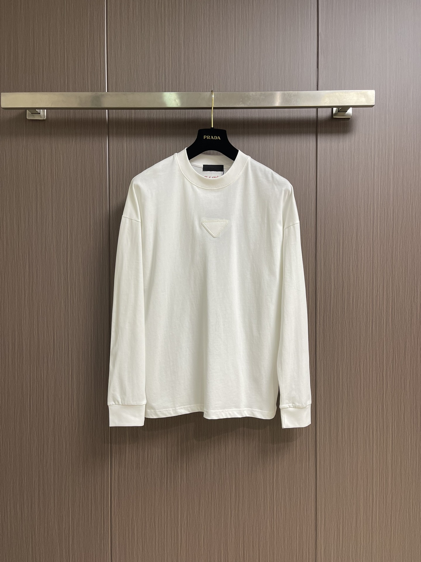 NO:563764,PRADA Triangle Logo Round Neck Long Sleeve T-shirt is made of high-quality pure cotton, which is soft and skin-friendly and has a unique texture. It is smooth but has a solid thickness, low-key yet recognizable!  The cuffs and hem are processed and hemmed very neatly, and the stitching is so even that it looks like it has been precisely calculated by a machine. It will not deform or warp no matter how many times it is washed!  The cuffs and hem are processed and rolled very neatly. They will not deform or warp even after being washed a few times. They can be matched with many types of clothing to create a fashionable look. Customized accessories, complete with three standards, same style for men and women!  Size M-3XL,,prada,tees,t-shirt,alexander wang19860909PRADA 三角标识标识圆领长袖T恤,采用高品质纯棉,软糯亲肤还特显质感,光溜溜的但又有扎实的厚度,低调又有辨识度！袖口和下摆的处理,卷边特别工整,缝线均匀得像机器精密计算过,水洗多少次都不会变形翘边！袖口和下摆的处理,卷边特别工整,水洗少次都不会变形翘边,能与多类型服饰搭配营造时尚造型,定制辅料,三标齐全,男女同款！尺码M-3XL,,prada,tees，t-shirt,alexander wang,Men's clothing