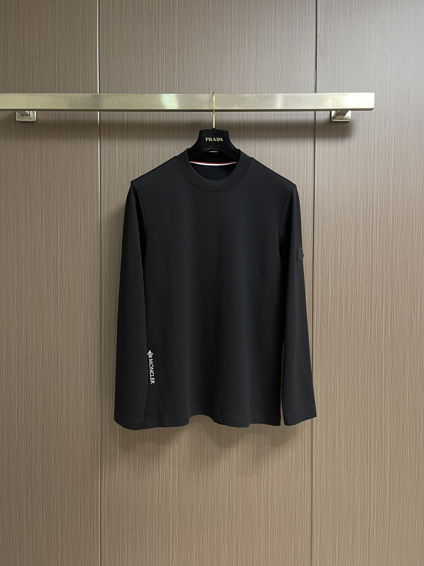 NO:571299,moncler 2025ss new autumn and winter long-sleeved T-shirt, customized fabric, customized embroidery logo, excellent comfort and breathability, soft, anti-wrinkle, elasticity and excellent drape. Whether worn alone or worn inside, it is very handsome. Pursuing luxury, noble and elegant style, creating extraordinary men's taste, the visual effect is very good, extremely high-grade, simple and fashionable, a must-have choice for leisure and business. Sizes M-5XL,, tees, t-shirt, alexander wang19860909moncler 2025ss秋冬新款长袖T恤,定制面料,定制刺绣logo,舒适性与透气性兼优,柔软抗皱弹性和垂性极佳,无论是单穿或是内搭都是帅气十足,追求奢华高贵优雅风范,打造不凡男士品味,视觉效果非常赞,档次极高,简约时尚,休闲商务必备之选.尺码M-5XL,,tees，t-shirt,alexander wang,Men's clothing