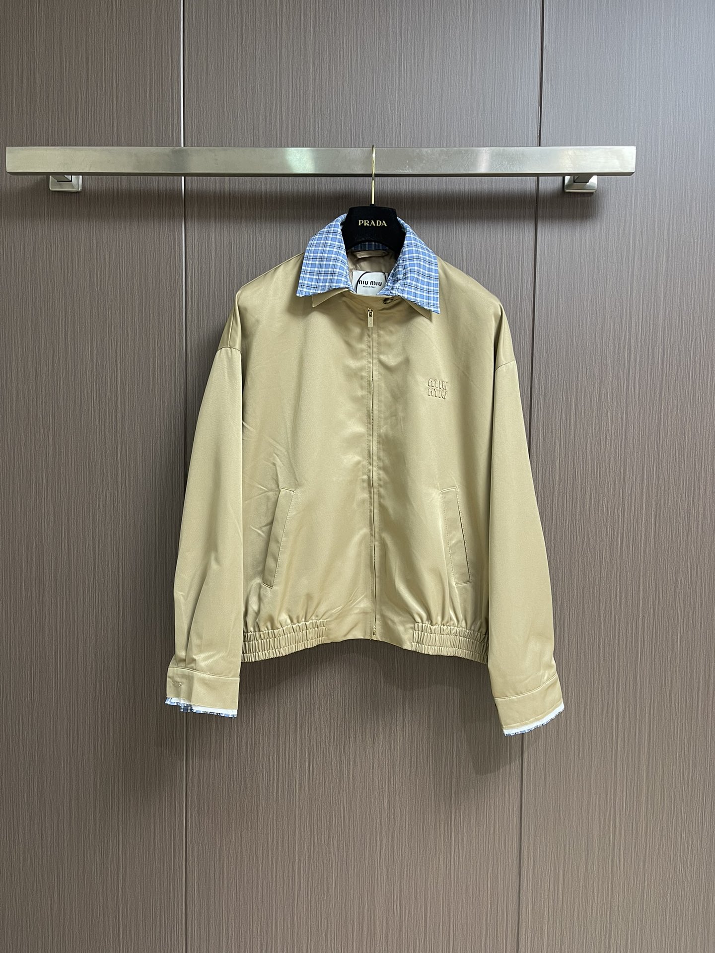 NO:563790,MIUMIU plaid detachable lapel zipper jacket is made of imported twill cotton material with a glossy and comfortable texture and smooth drape. It is designed with detachable blue plaid interlining and raw edges to add layering to the look. The iconic letter logo is embellished on the chest to highlight the brand's tonal lapel tailoring. It can be matched with many types of clothing to create a fashionable look. Customized accessories, complete with three labels, same style for men and women!  Size 36-38-40-42,,miumiu,jackets & coats,jackets & coats,alexander wang19860909MIUMIU 格纹可拆卸翻领拉链夹克外套,采用进口斜纹全棉材质,质感光泽舒适,裁剪垂顺流畅,沿用可拆卸蓝色格纹衬布拼接设计,配合毛边处理,增添造型层次感,胸口饰以标志性字母徽标点缀,彰显品牌调性翻领版型剪裁,能与多类型服饰搭配营造时尚造型,定制辅料,三标齐全,男女同款！尺码36-38-40-42,,miumiu,jackets & coats,jackets & coats,alexander wang,Men's clothing