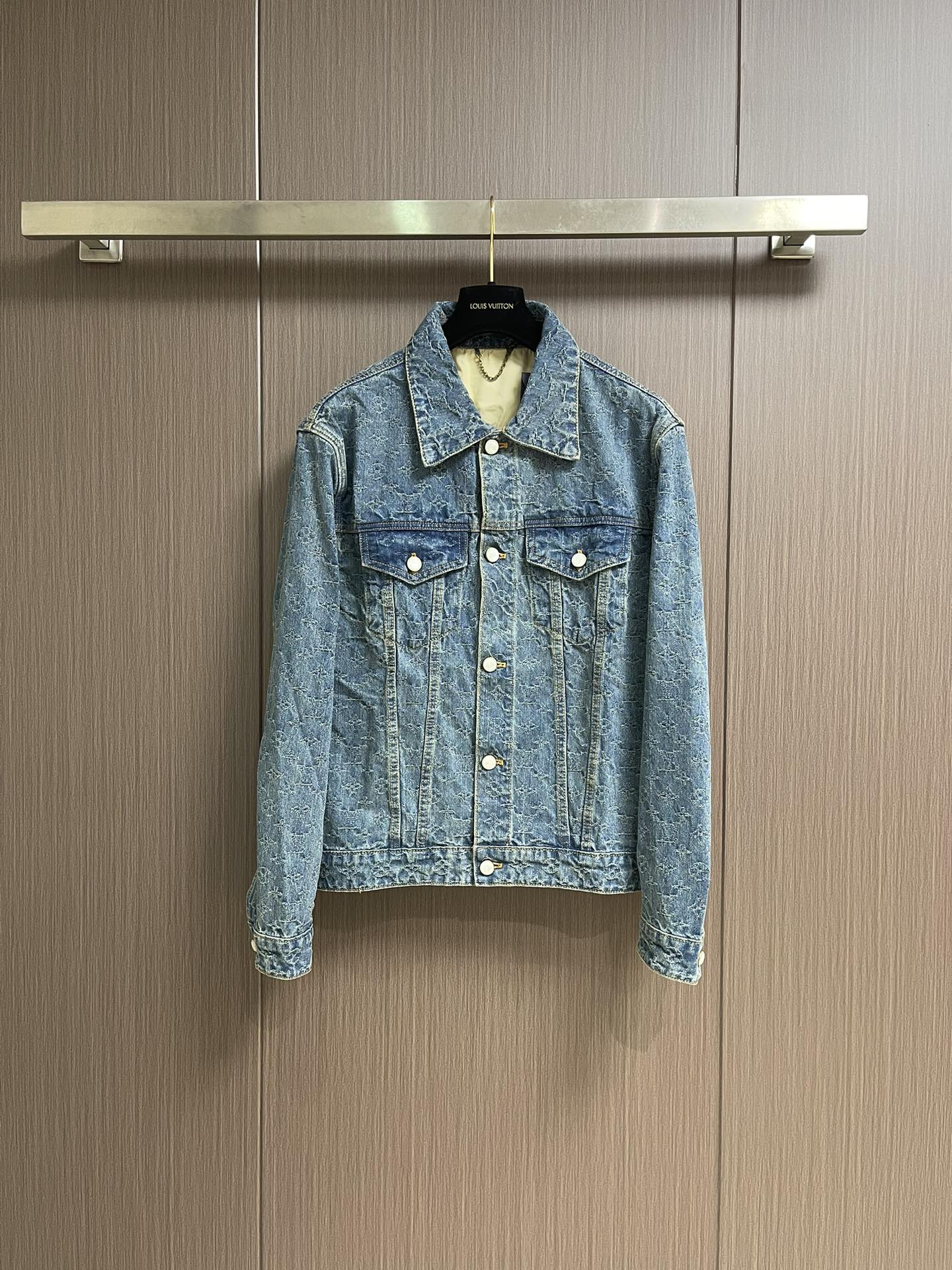 NO:563786,Top, jeans, LV presbyopia all-over print denim jacket and trousers suit. The skateboard is a full-width contrasting Monogram jacquard texture, embellished with pearlescent buttons and pocket rivets, giving the casual skateboard silhouette a Dandy style. Full-width Monogram jacquard, rear Damier nubuck label, classic five-pocket tailoring, can be matched with the same style to create a fashionable look, to suit various occasions, customized accessories, complete three labels, same style for men and women!  Top size 46-48-50-52 Jeans size 30-32-34-36,,louis vuitton,jeans,jackets & coats,alexander wang19860909上衣 牛仔裤 LV 老花满印牛仔外套长裤套装,滑板为全幅撞色Monogram提花织纹,点缀珠光纽扣和口袋铆钉,令闲适滑板廓形流露丹迪格调.全幅Monogram提花,后部Damier正绒面革标签,经典五袋剪裁,能与同款搭配营造时尚造型,驾驭各种场合,定制辅料,三标齐全,男女同款！ 上衣码数46-48-50-52 牛仔裤码数30-32-34-36,,louis vuitton,jeans,jackets & coats,alexander wang,Men's clothing