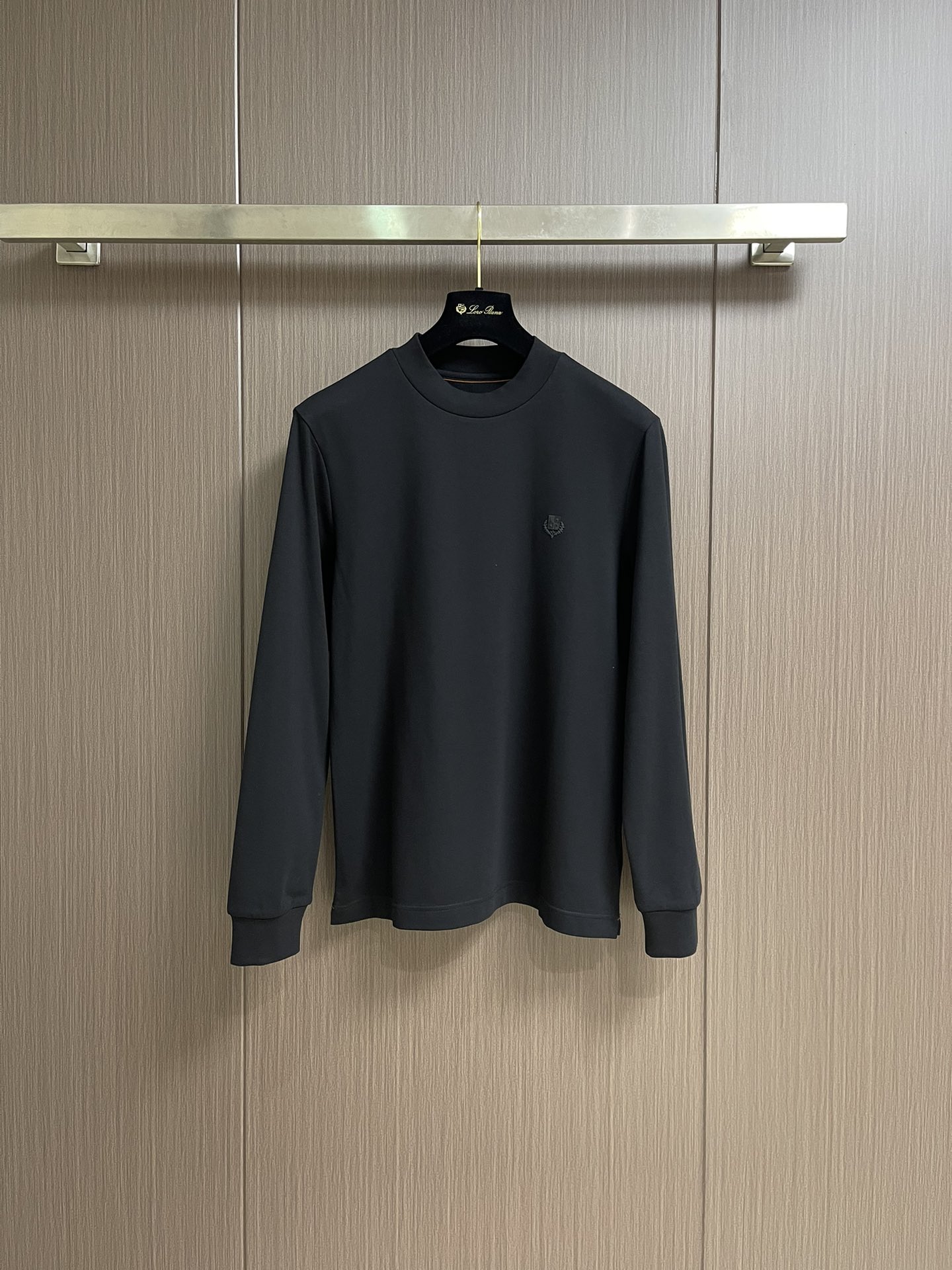 NO:571305,LP Loropiana 2025ss new autumn and winter long-sleeved T-shirt bottoming shirt, in full condition!  The craftsmanship adopts the chest logo design!  The upper body is comfortable and breathable, not stiff, and the whole body has a rich three-dimensional sense. Quality export order, customized and exclusive long-staple cotton fabric tailoring, to meet the simple needs of commuters for dressing. Sizes M-5XL, loro piana, loro piana, tees, t-shirt, alexander wang19860909LP Loropiana 2025ss秋冬新款长袖T恤打底衫,全品相！工艺采用胸前logo 设计！上身舒适透气,不僵硬,整体有着丰富的立体感,品质出口订单,定制专属长绒棉面料剪裁,满足通勤人们对于着装的简约需求.尺码M-5XL,,loro piana,loro piana,tees，t-shirt,alexander wang,Men's clothing