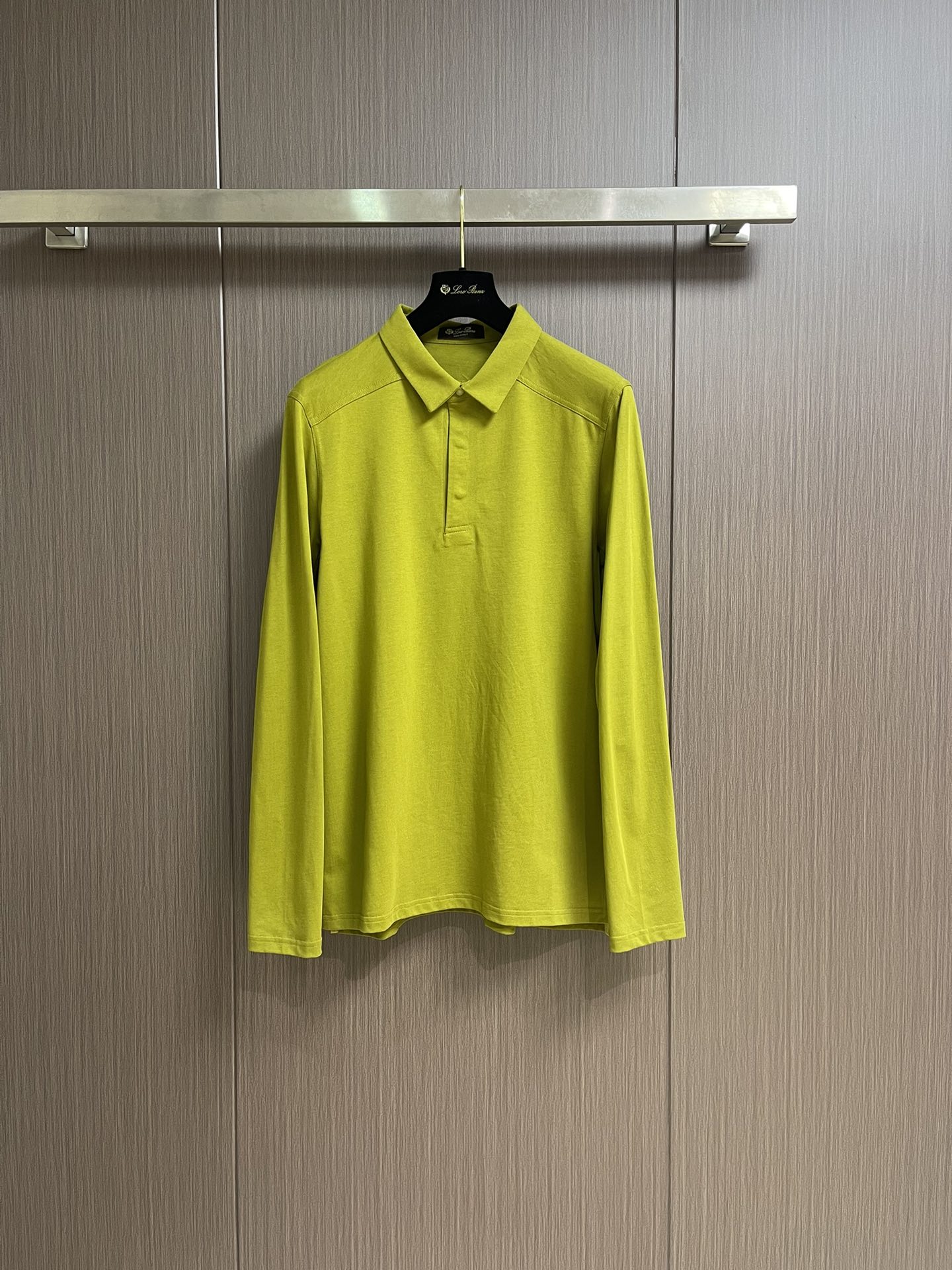 NO:548573,LP Loropiana 2025SS early autumn new long-sleeved lapel POLO shirt, classic and versatile style every year, a combination of styles, three-buttons, exquisite prints of the front chest, upright upper body, the overall upper body feel will not be too tight or too loose, very friendly to the figure, easy to wear and versatile, classic and out of date!  The fabric adopts the process of washing clothes, so that the upper body makes the skin more comfortable to contact with the fabric.  The upper body is very high-end, skin-friendly and breathable, crisp and stylish. Orders of full-quality. Size M-L-XL, loro piana, loro piana, alexander wang19860909LP Loropiana 2025SS早秋新款长袖翻领POLO衫,年年经典百搭款式 合体的版型 三粒扣 前胸品牌精致印花 上身挺拔 整体上身感不会过紧或者过松 对身材很友好 好穿又百搭经典不过时！面料采用 成衣水洗的工艺 上身让皮肤接触面料更加舒适．上身很高档 亲肤透气,挺括有型 全品相的订单.尺码M-L-XL,,loro piana,loro piana,alexander wang,Men's clothing