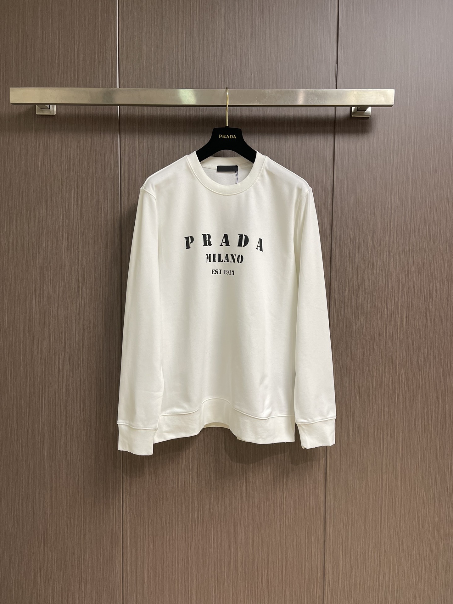 NO:565845,PRADA brand logo printed round neck long-sleeved T-shirt is made of high-quality pure cotton. It is soft and skin-friendly and has a special texture. It is smooth but has a solid thickness. It is not a cheap product that will deform when you pull it!  The letters printed on the chest are clear and three-dimensional, which instantly adds a sense of high-end, low-key yet recognizable!  The cuffs and hem are processed and hemmed very neatly, and the stitching is so even that it looks like it has been precisely calculated by a machine. It will not deform or warp no matter how many times it is washed!  The cuffs and hem are processed and rolled very neatly. They will not be deformed or warped after being washed a few times. They can be matched with many types of clothing to create a fashionable look. Customized accessories, complete with three standards, same style for men and women. Sizes M-XXL, prada, tees, t-shirt, alexander wang19860909PRADA 品牌标识印花圆领长袖T恤,采用高品质纯棉,软糯亲肤还特显质感,光溜溜的但又有扎实的厚度,不是那种一扯就变形的廉价货！胸口印花字母清晰立体,瞬间把高级感拉满,低调又有辨识度！袖口和下摆的处理,卷边特别工整,缝线均匀得像机器精密计算过,水洗多少次都不会变形翘边！袖口和下摆的处理,卷边特别工整,水洗少次都不会变形翘边,能与多类型服饰搭配营造时尚造型,定制辅料,三标齐全,男女同款.尺码M-XXL,,prada,tees，t-shirt,alexander wang,Men's clothing